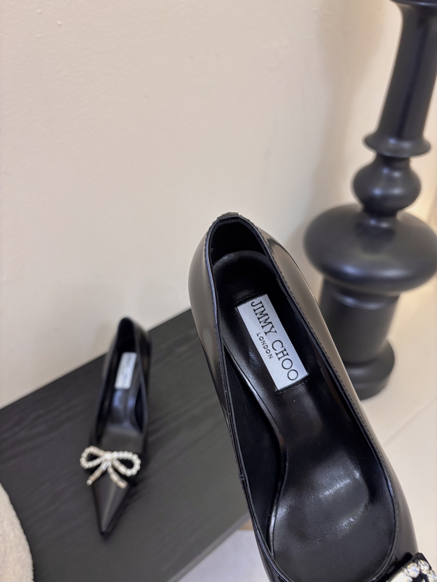 Jimmy Choo 将圆润光泽镶嵌于足尖为你的穿搭映亮魅力，璀璨每刻!莹润动人，轻易动心Jimmy C