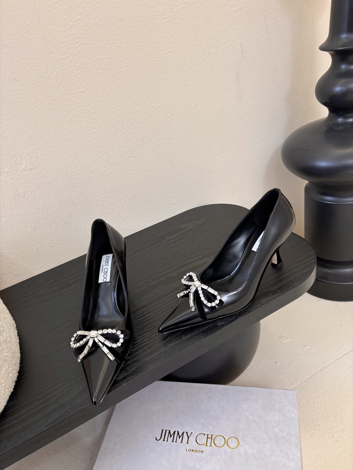 Jimmy Choo 将圆润光泽镶嵌于足尖为你的穿搭映亮魅力，璀璨每刻!莹润动人，轻易动心Jimmy C