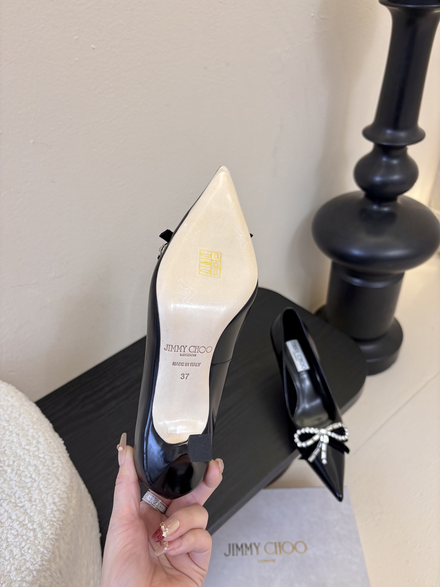 Jimmy Choo 将圆润光泽镶嵌于足尖为你的穿搭映亮魅力，璀璨每刻!莹润动人，轻易动心Jimmy C