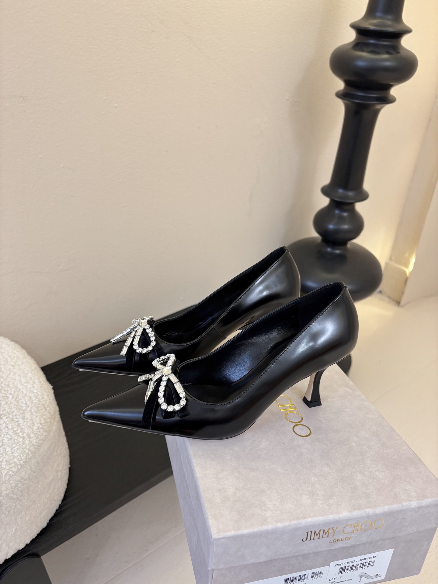 Jimmy Choo 将圆润光泽镶嵌于足尖为你的穿搭映亮魅力，璀璨每刻!莹润动人，轻易动心Jimmy C