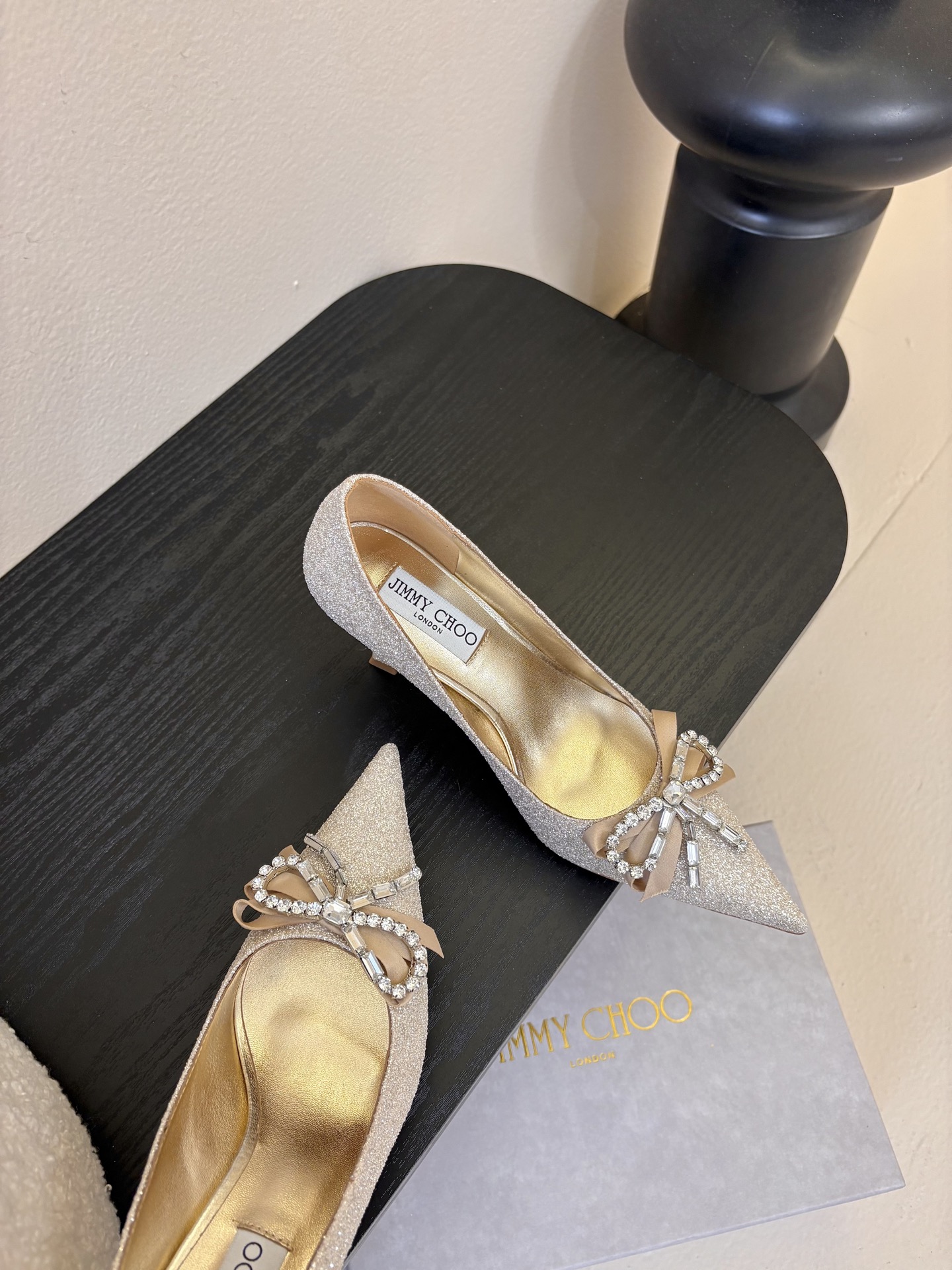 Jimmy Choo 将圆润光泽镶嵌于足尖为你的穿搭映亮魅力，璀璨每刻!莹润动人，轻易动心Jimmy C