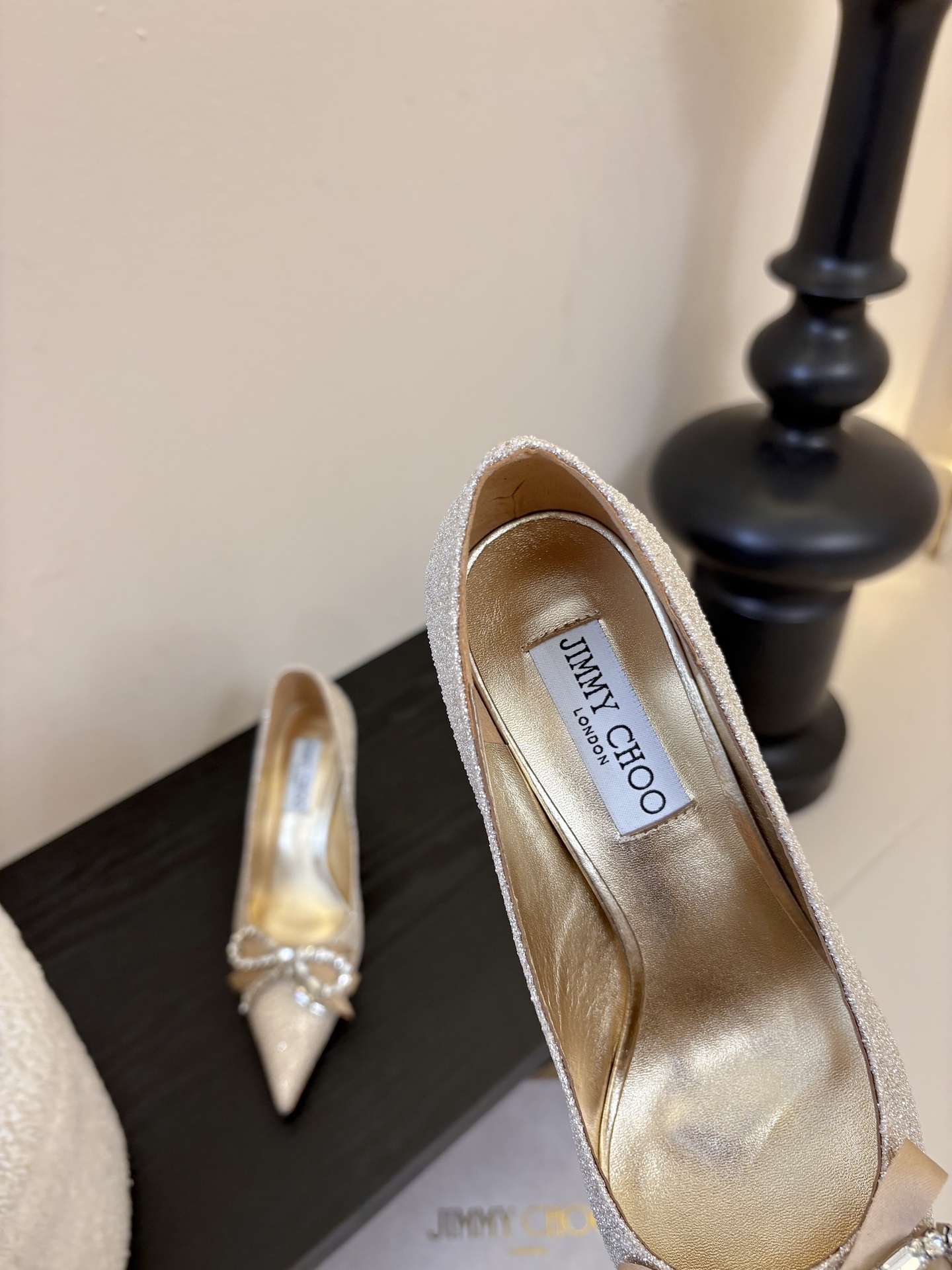 Jimmy Choo 将圆润光泽镶嵌于足尖为你的穿搭映亮魅力，璀璨每刻!莹润动人，轻易动心Jimmy C