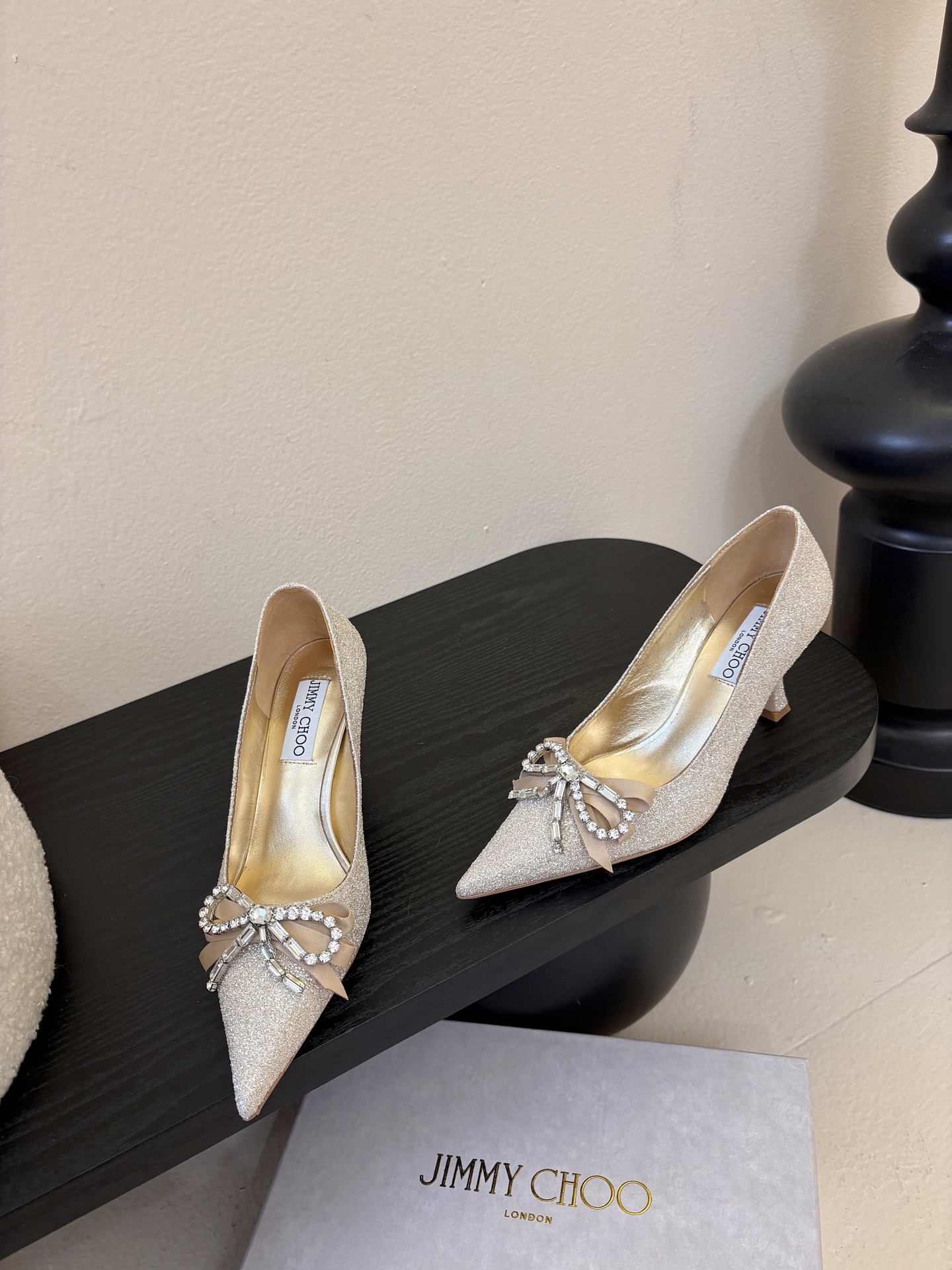 Jimmy Choo 将圆润光泽镶嵌于足尖为你的穿搭映亮魅力，璀璨每刻!莹润动人，轻易动心Jimmy C