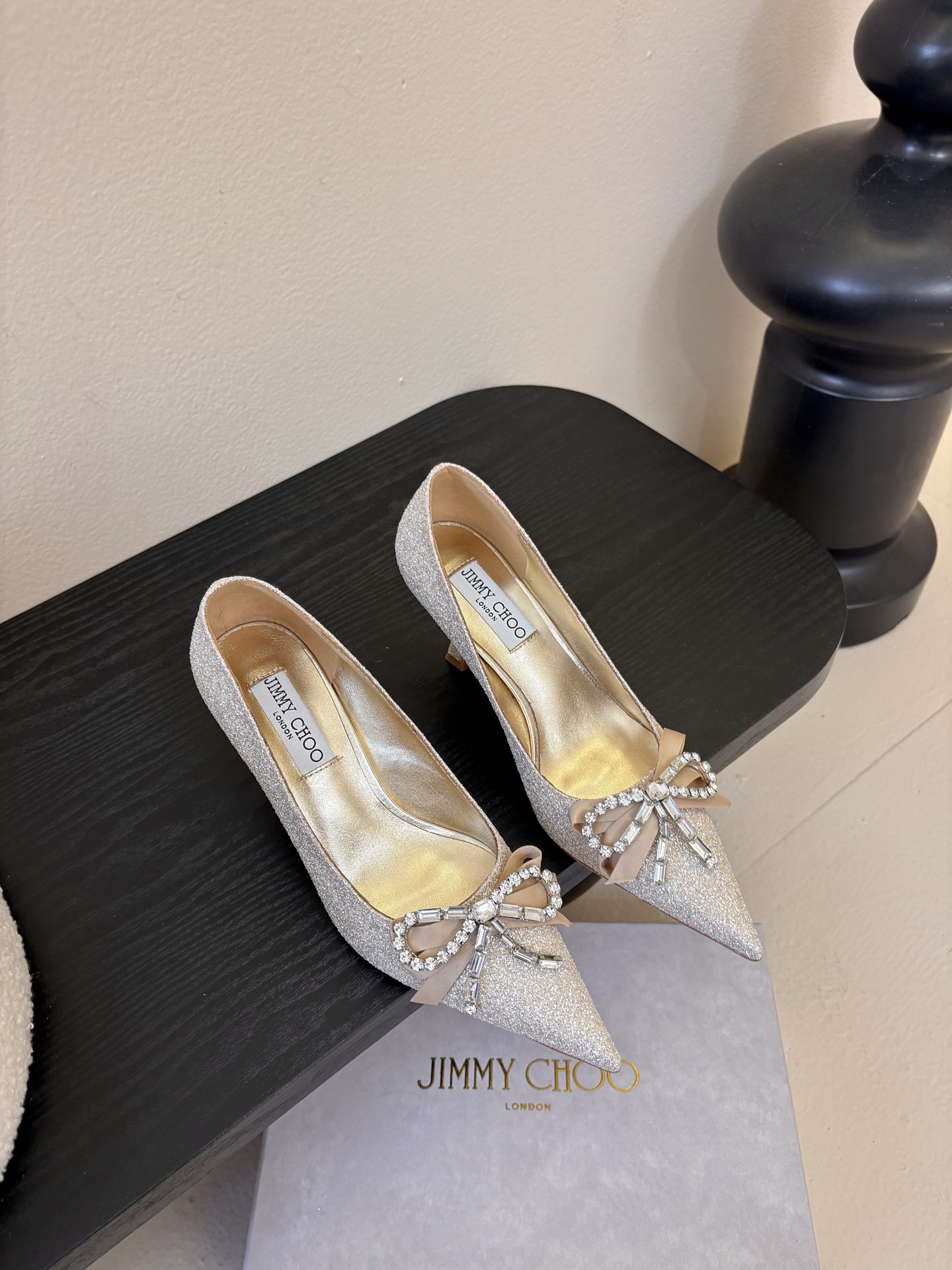 Jimmy Choo 将圆润光泽镶嵌于足尖为你的穿搭映亮魅力，璀璨每刻!莹润动人，轻易动心Jimmy C