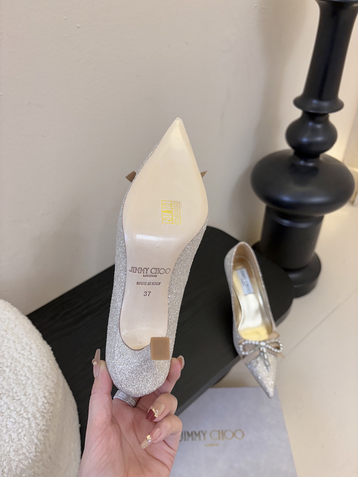 Jimmy Choo 将圆润光泽镶嵌于足尖为你的穿搭映亮魅力，璀璨每刻!莹润动人，轻易动心Jimmy C