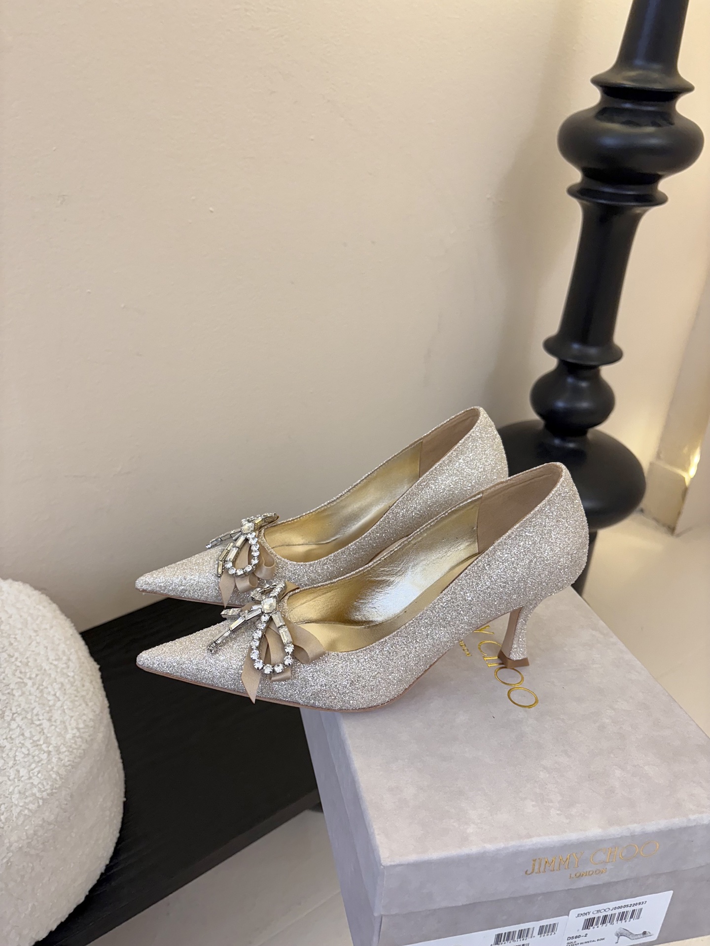 Jimmy Choo 将圆润光泽镶嵌于足尖为你的穿搭映亮魅力，璀璨每刻!莹润动人，轻易动心Jimmy C