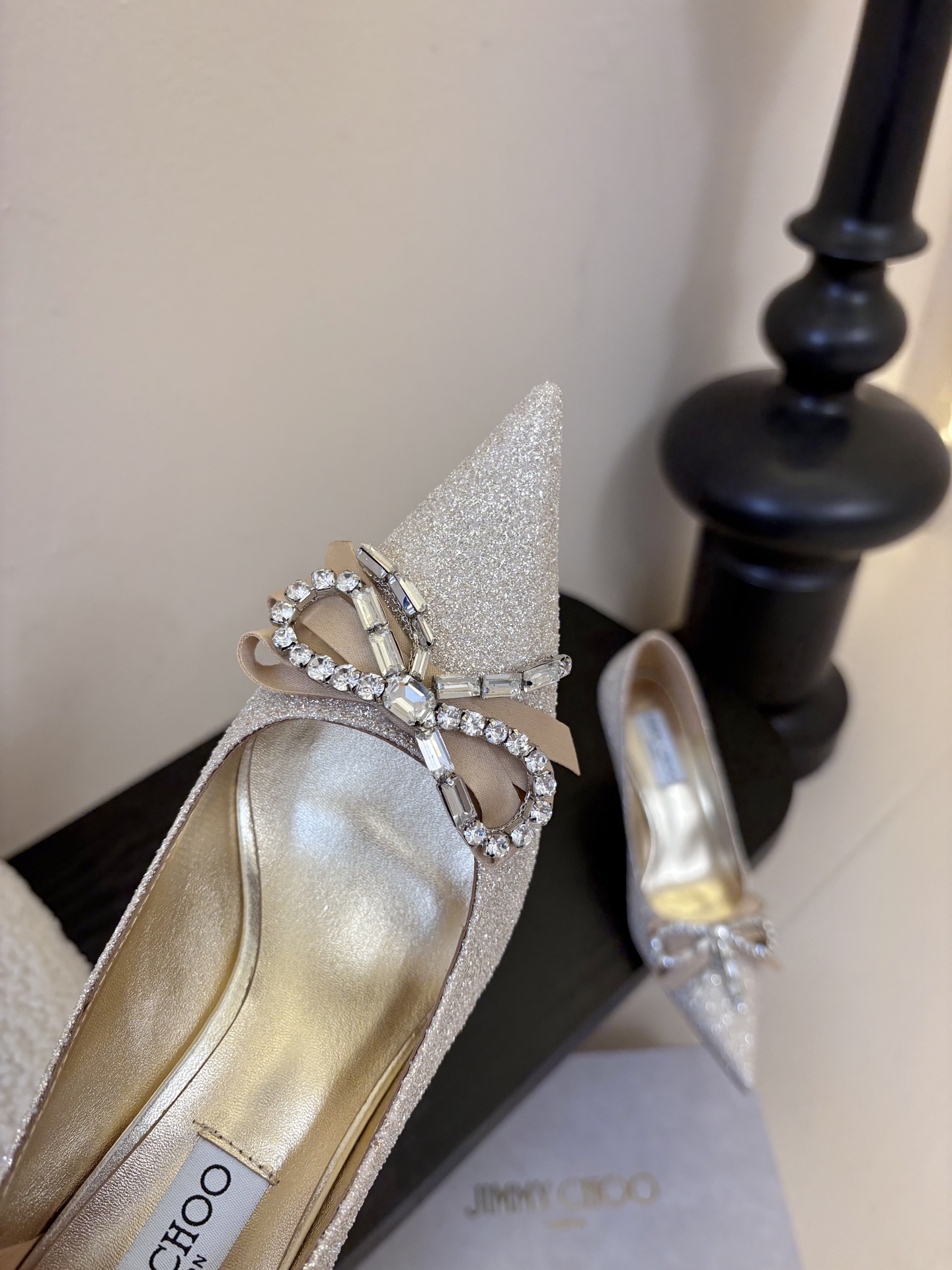 Jimmy Choo 将圆润光泽镶嵌于足尖为你的穿搭映亮魅力，璀璨每刻!莹润动人，轻易动心Jimmy C