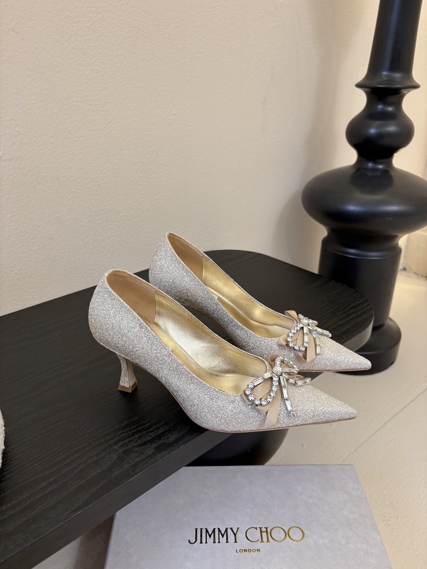 Jimmy Choo 将圆润光泽镶嵌于足尖为你的穿搭映亮魅力，璀璨每刻!莹润动人，轻易动心Jimmy C