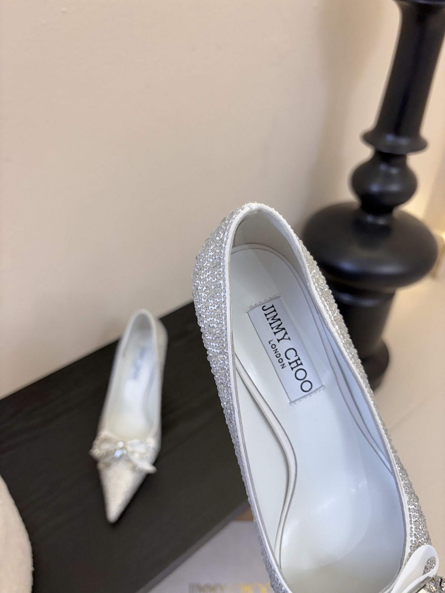 Jimmy Choo 将圆润光泽镶嵌于足尖为你的穿搭映亮魅力，璀璨每刻!莹润动人，轻易动心Jimmy C