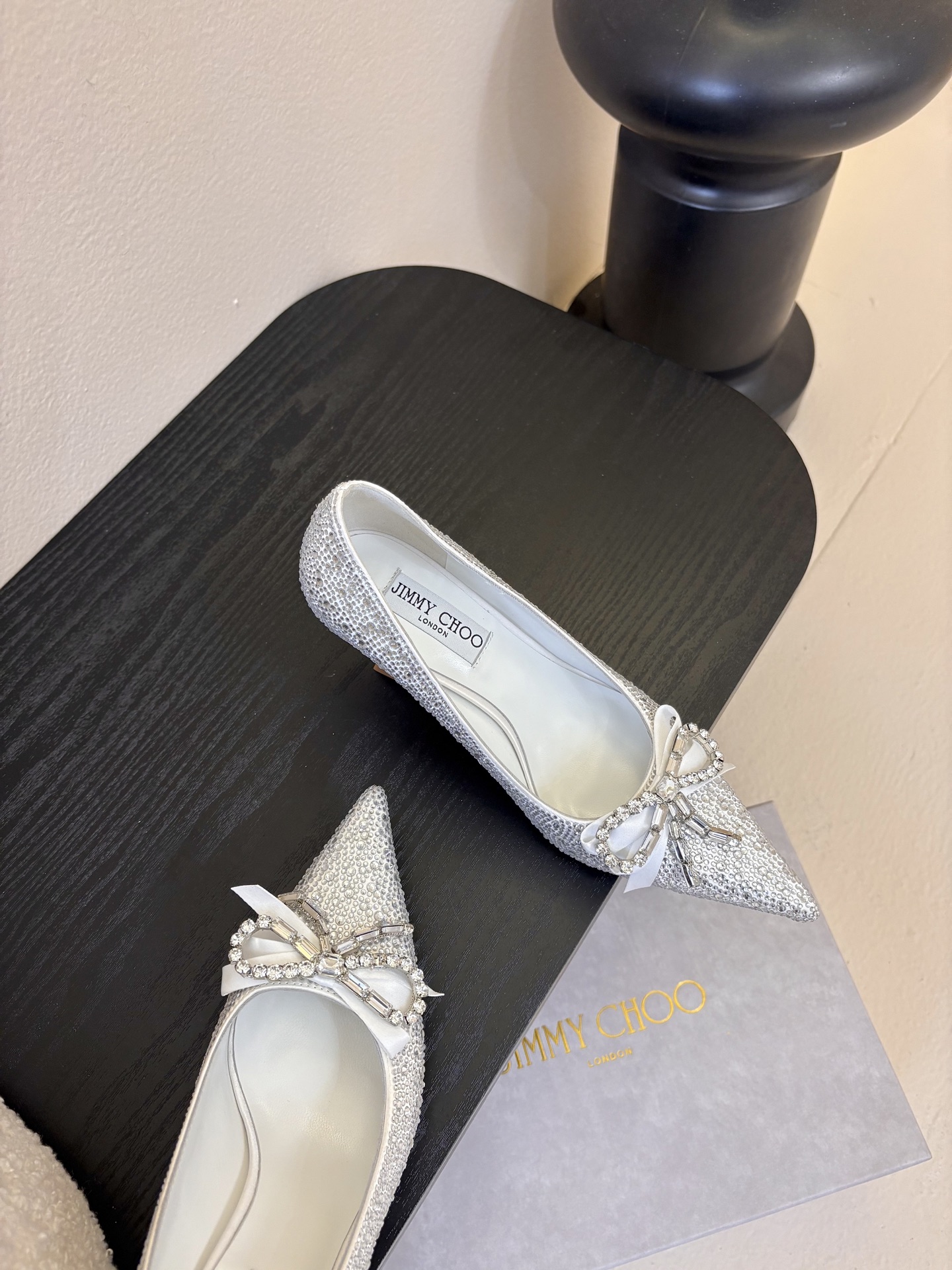 Jimmy Choo 将圆润光泽镶嵌于足尖为你的穿搭映亮魅力，璀璨每刻!莹润动人，轻易动心Jimmy C