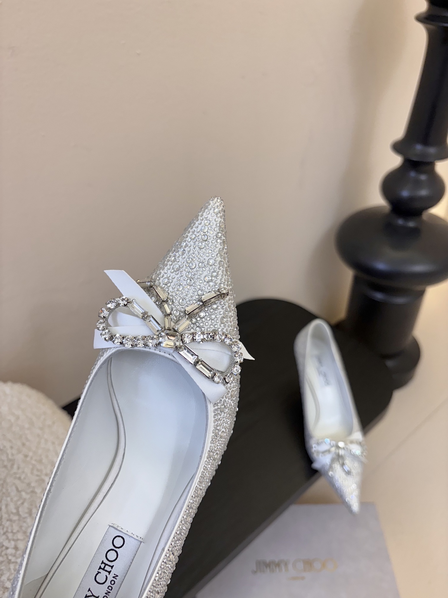 Jimmy Choo 将圆润光泽镶嵌于足尖为你的穿搭映亮魅力，璀璨每刻!莹润动人，轻易动心Jimmy C