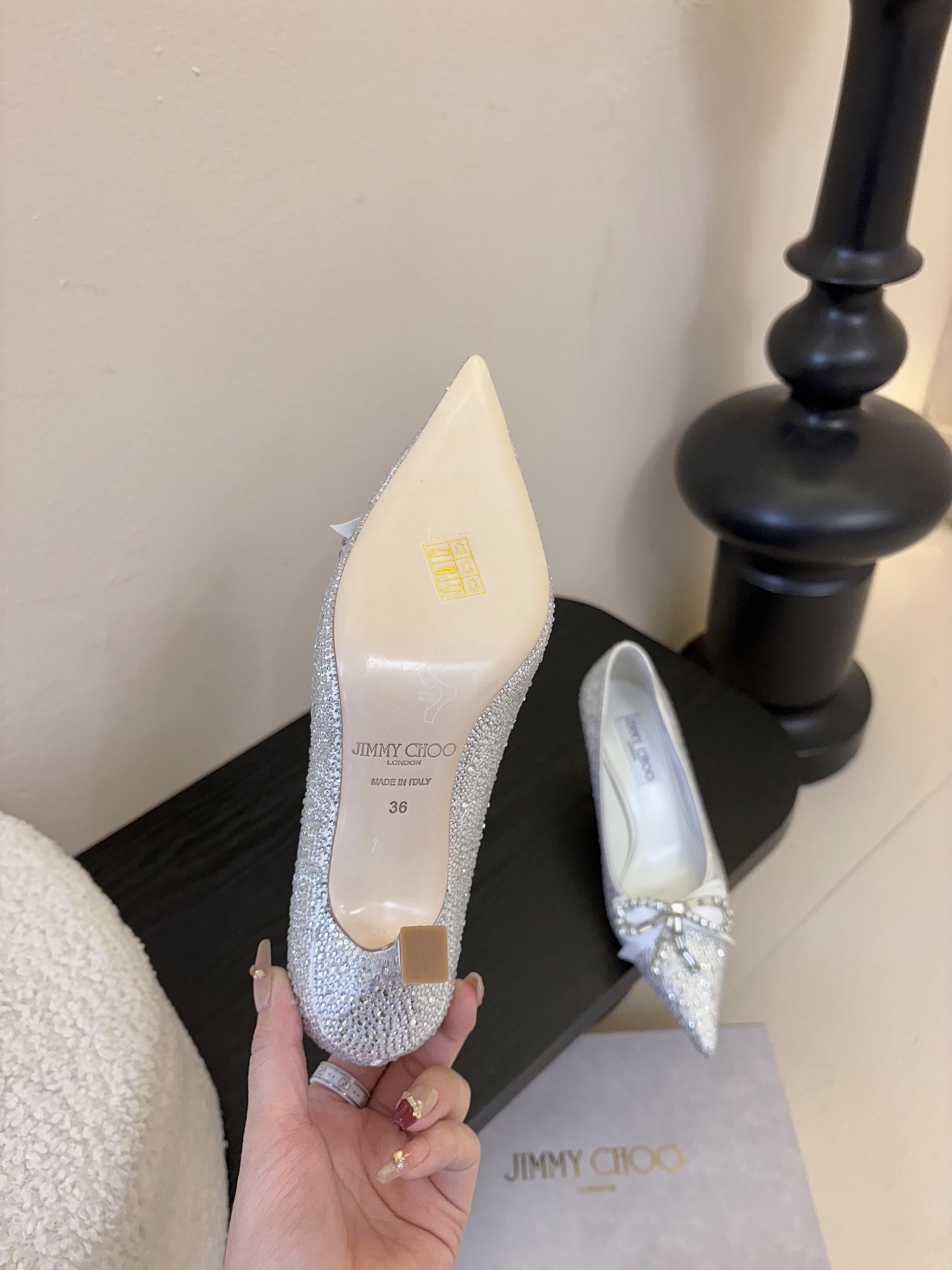 Jimmy Choo 将圆润光泽镶嵌于足尖为你的穿搭映亮魅力，璀璨每刻!莹润动人，轻易动心Jimmy C