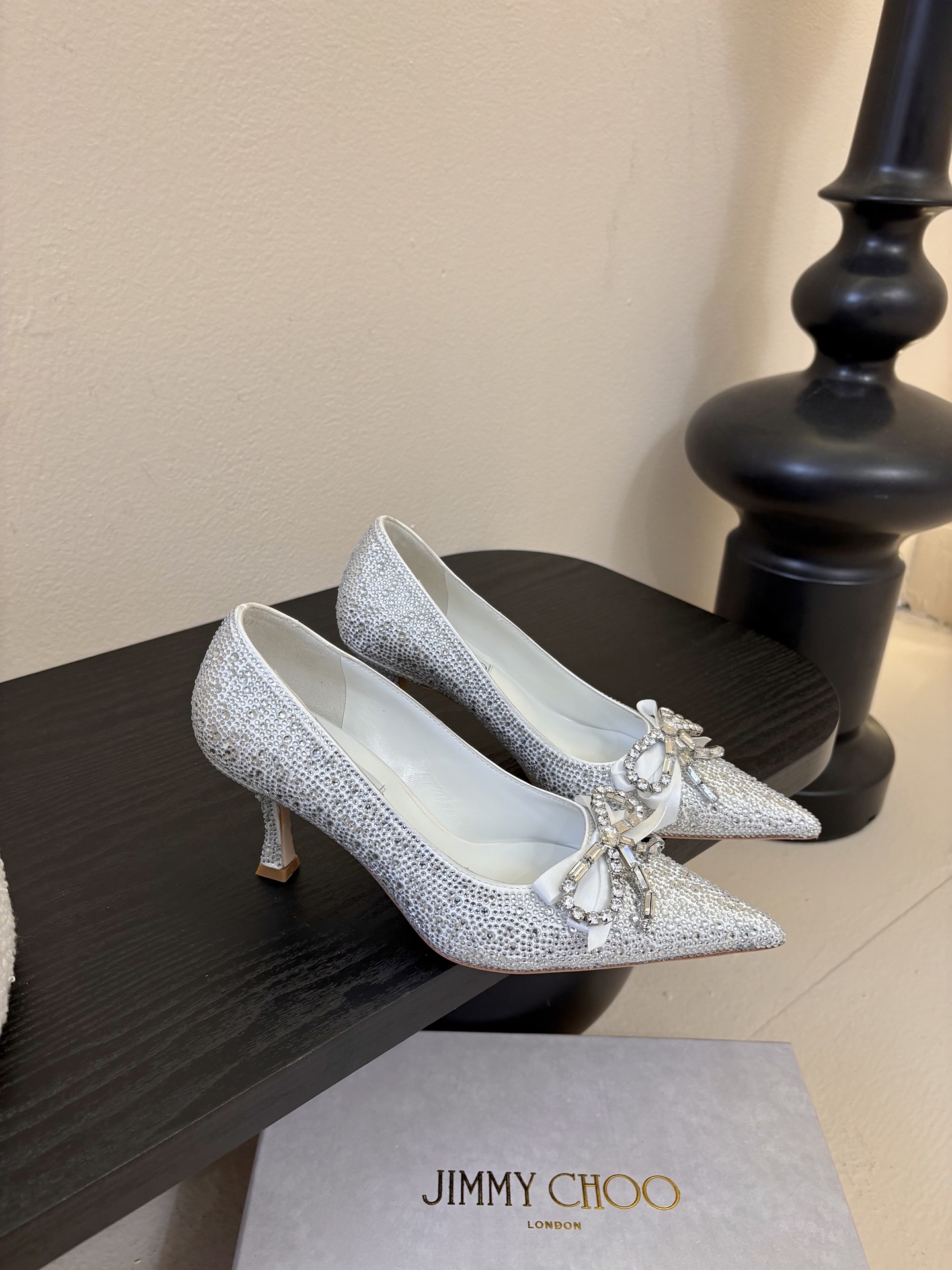 Jimmy Choo 将圆润光泽镶嵌于足尖为你的穿搭映亮魅力，璀璨每刻!莹润动人，轻易动心Jimmy C