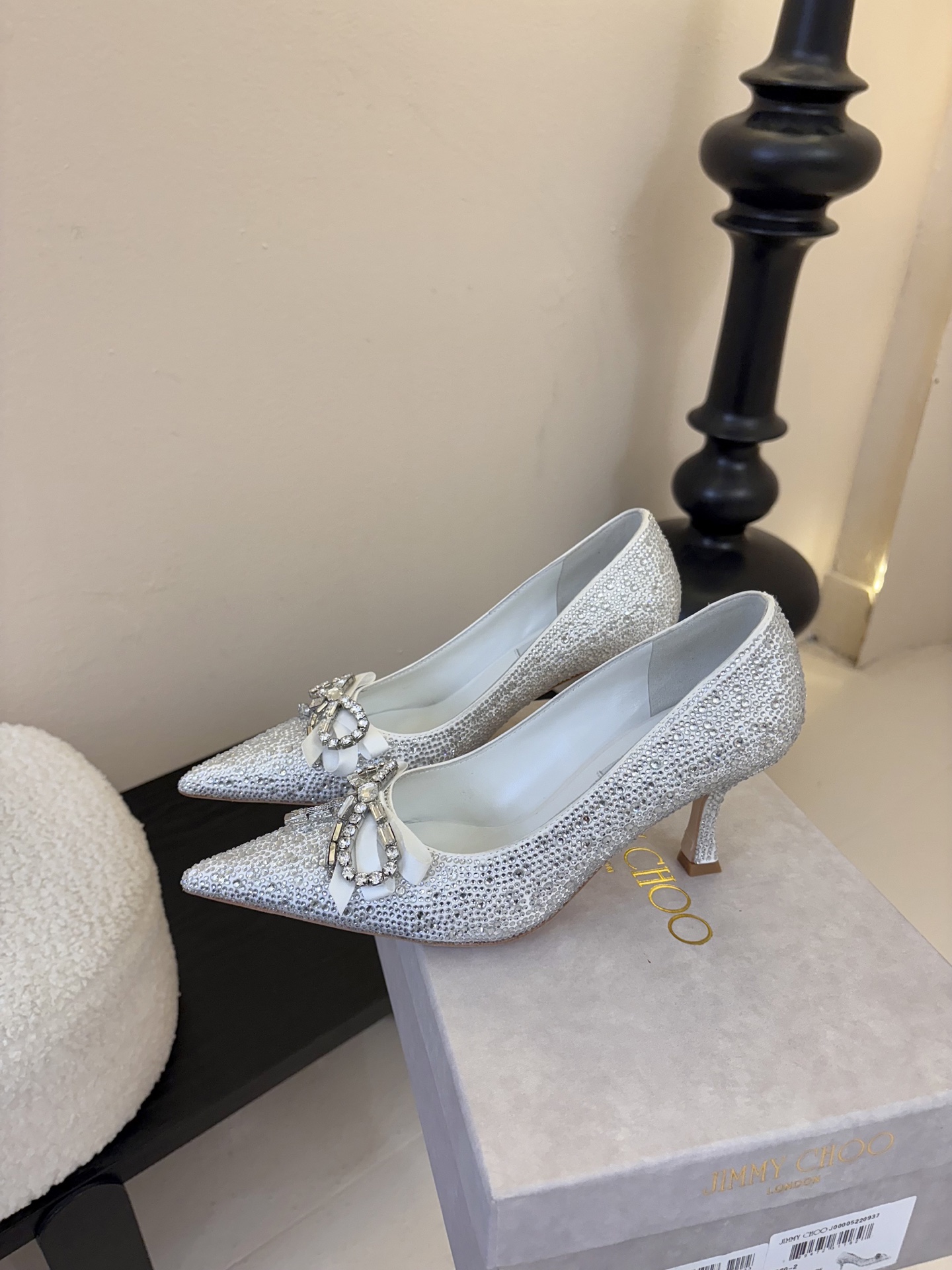 Jimmy Choo 将圆润光泽镶嵌于足尖为你的穿搭映亮魅力，璀璨每刻!莹润动人，轻易动心Jimmy C