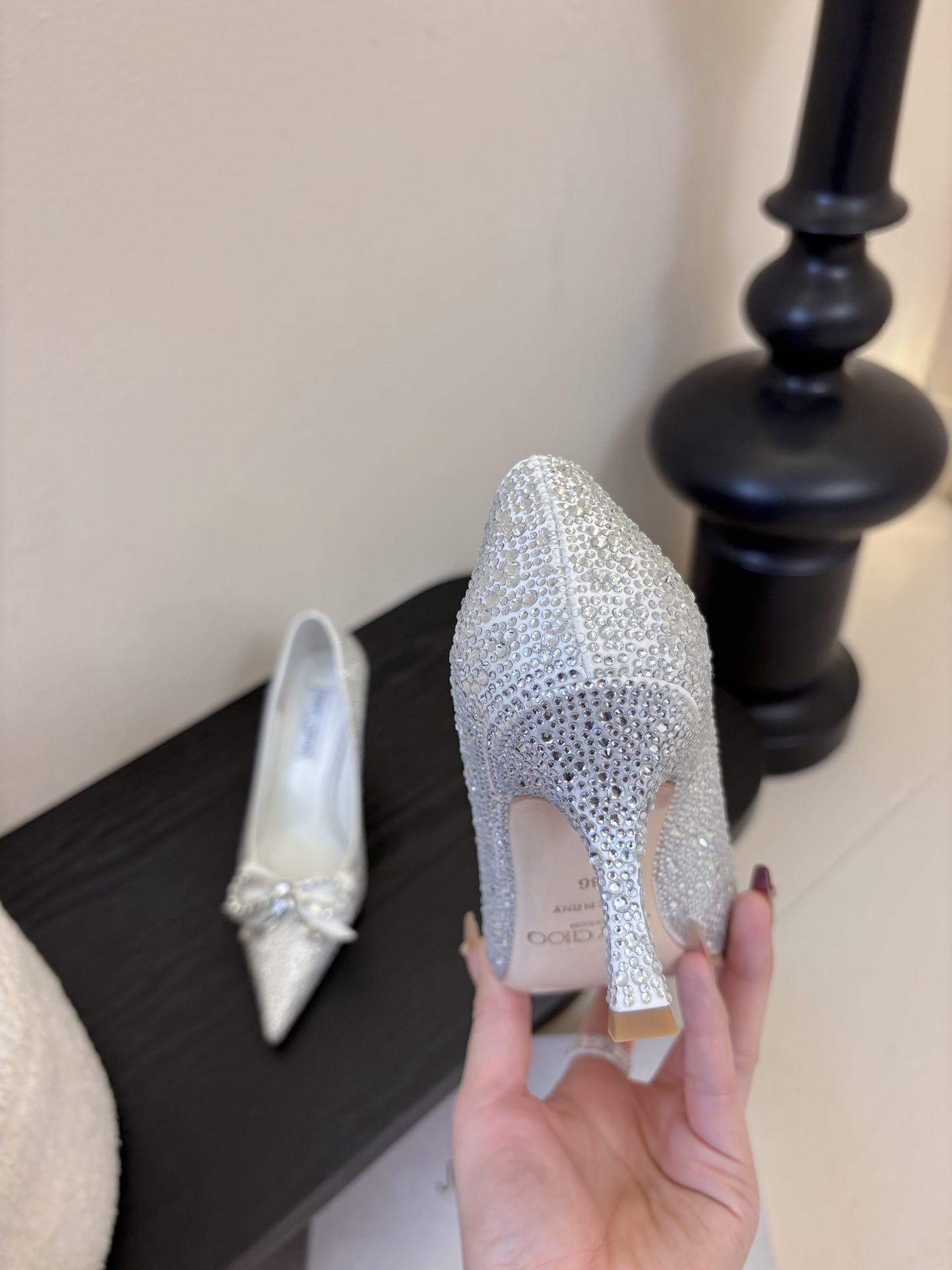 Jimmy Choo 将圆润光泽镶嵌于足尖为你的穿搭映亮魅力，璀璨每刻!莹润动人，轻易动心Jimmy C