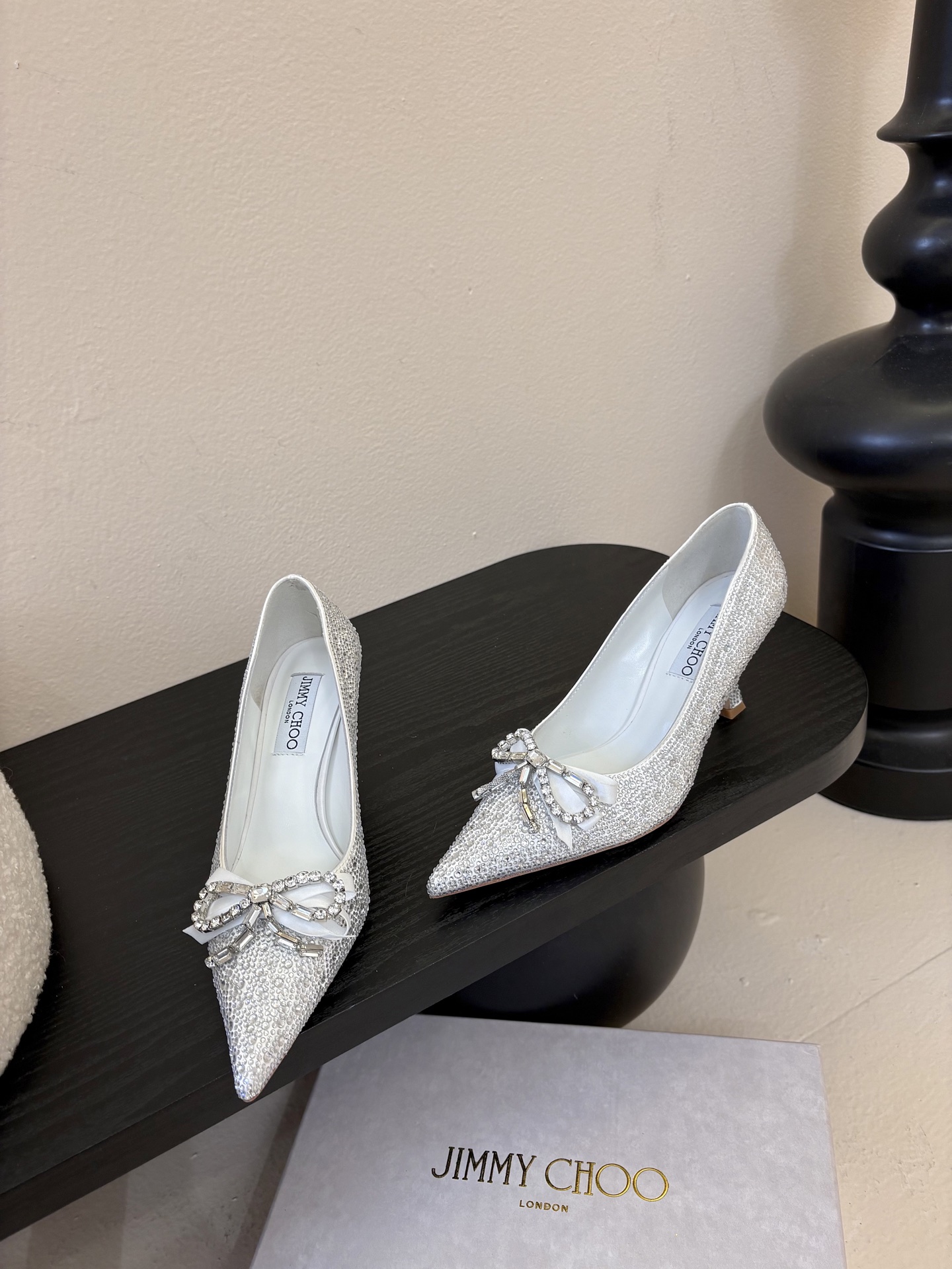 Jimmy Choo 将圆润光泽镶嵌于足尖为你的穿搭映亮魅力，璀璨每刻!莹润动人，轻易动心Jimmy C