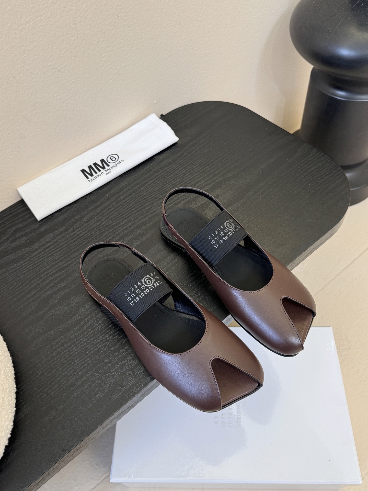 NO:646731,Maison Marginal* MM6 apple-toe ballet sandals. Designer Margiela is so talented. She creates shoes as design elements. Single shoes are smart and exquisite. Half-flop matches short skirt. Sexy personality. Fabric: cowhide. Sheep lining. Italian imported genuine leather outsole. Size: 35-40 (4041 custom-made, non-refundable and non-exchangeable), sandals, masion margiela, masion margiela, sandals, skirts, cowhide, Leather soles19860909Maison Marginal* MM6苹果头芭蕾舞凉鞋 马吉拉设计师太有才了 作为设计元素打造鞋品 单鞋干练精致 半拖搭配短裙 性感个性 面料牛皮 内里绵羊 意大利进口真皮大底 码数:35-40（4041订做不退不换）,凉鞋,masion margiela,masion margiela,sandals,skirts,cowhide,Leather soles,Women's Shoes