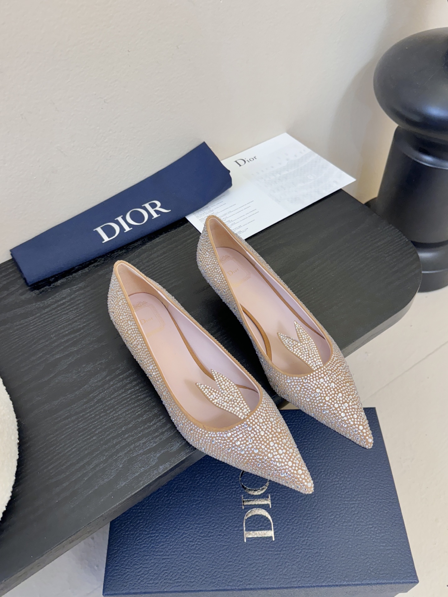 NO:646726,Dior Dior 26 spring and summer dazzling galaxy series!  Crystal hot diamond pointed toe high-heeled wedding shoes!  The new bling...bling...crystal hot diamond decoration on the catwalk is embellishment!  The small ears are cute and playful, reducing age without losing the sense of luxury ~ the daughter of a rich family has the visual sense ~ elegant and ladylike style!  Super beautiful on the feet ~ full of elegance. A must-have item for delicate little fairies!  The upper is made of sheep suede, the lining is sheepskin, and the genuine leather outsole imported from Italy Heel height: 3.5cm Size: 35-41 (40.41. Non-refundable), high-heeled shoes, dior, dior, high heels, sheepskin, Leather soles19860909Dior 迪奥26春夏璀璨星河系列！水晶烫钻尖头高跟单鞋婚鞋！ 走秀新款bling...bling...水晶烫钻饰以点缀！小耳朵可爱俏皮减龄又不失高级感～富家千金即视感～高雅大气名媛风！ 上脚超美～尽显优雅气质 精致小仙女必入单品！ 鞋面采用羊反绒烫钻 内里垫脚羊皮 意大利进口真皮大底 跟高: 3.5cm 码数:35-41（40.41.定不退换）,高跟鞋单鞋,dior,dior,high heels,sheepskin,Leather soles,Women's Shoes