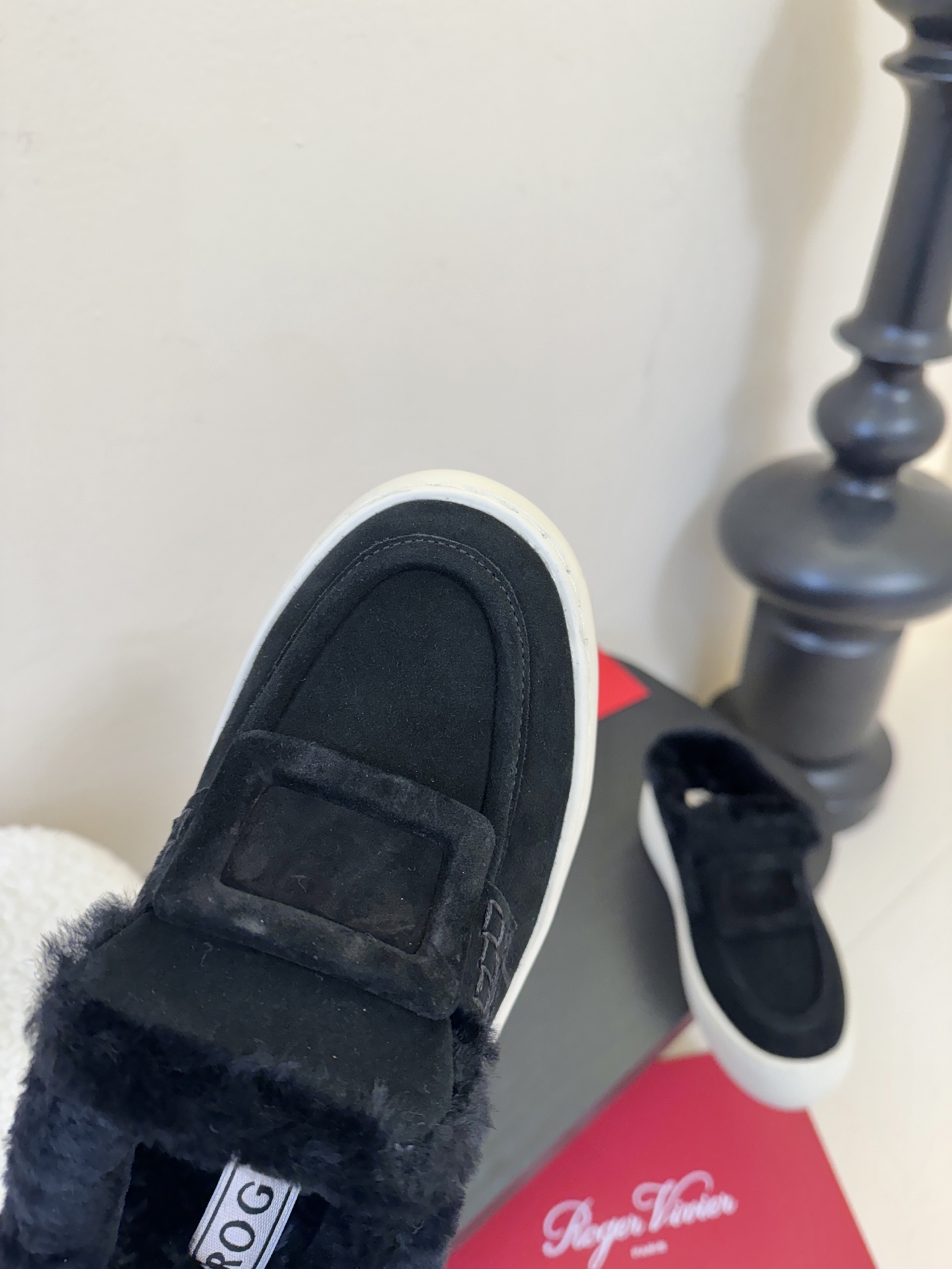 Roger Vivie* 25ss 秋冬新款保暖加绒毛毛鞋休闲鞋鞋面是绒面小牛皮，内里填充绵羊毛衬里，厚