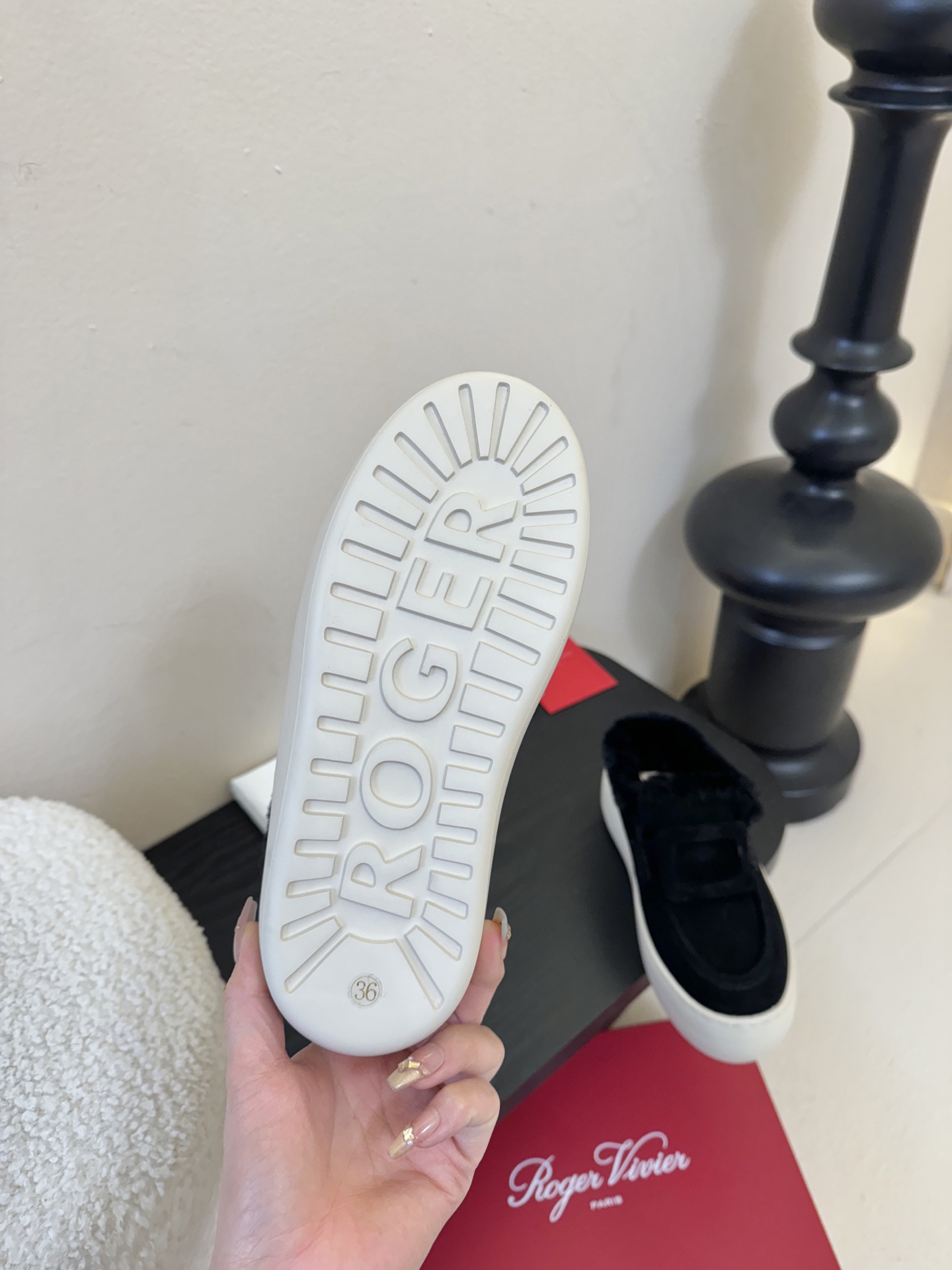 Roger Vivie* 25ss 秋冬新款保暖加绒毛毛鞋休闲鞋鞋面是绒面小牛皮，内里填充绵羊毛衬里，厚