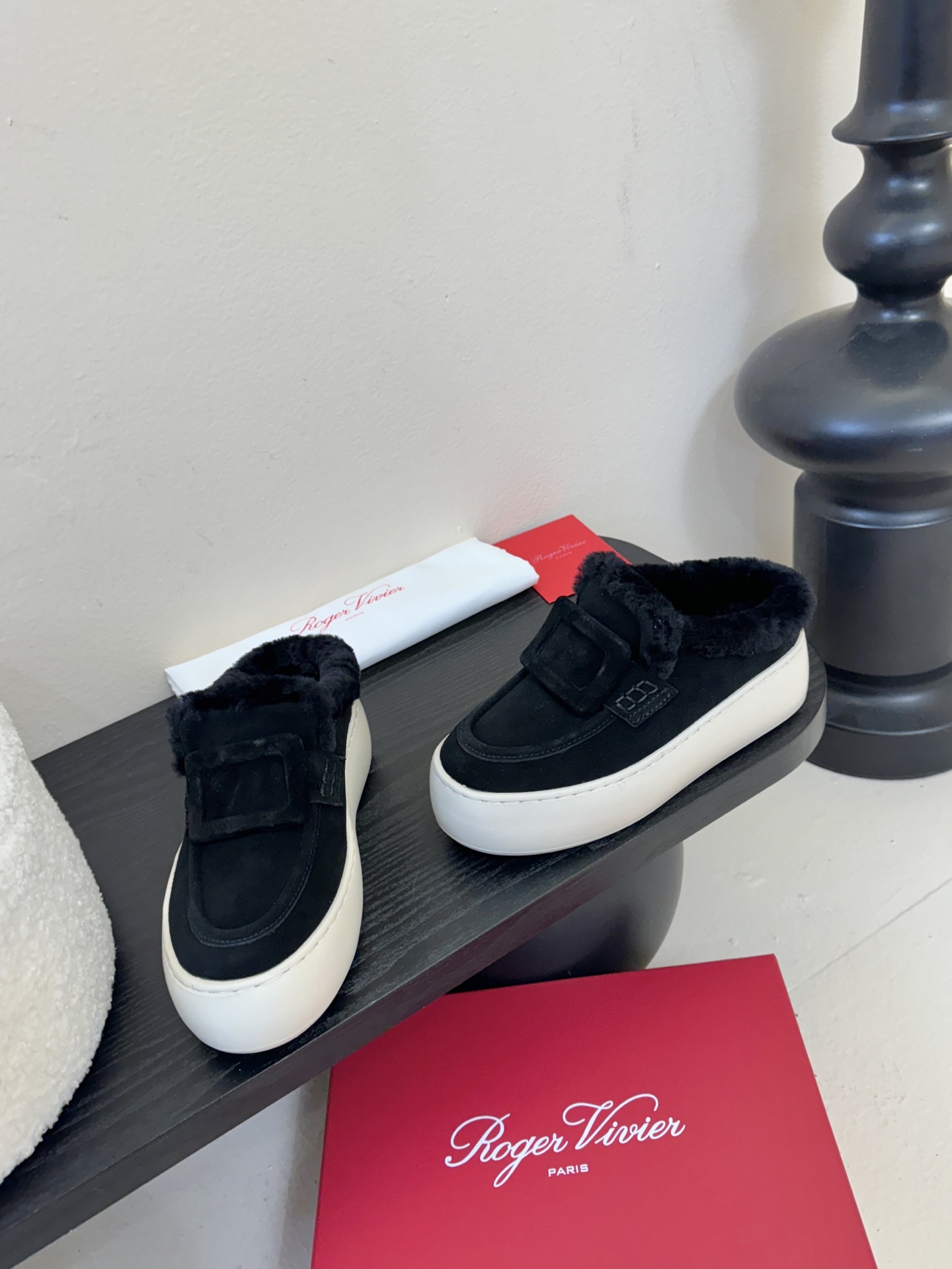 Roger Vivie* 25ss 秋冬新款保暖加绒毛毛鞋休闲鞋鞋面是绒面小牛皮，内里填充绵羊毛衬里，厚