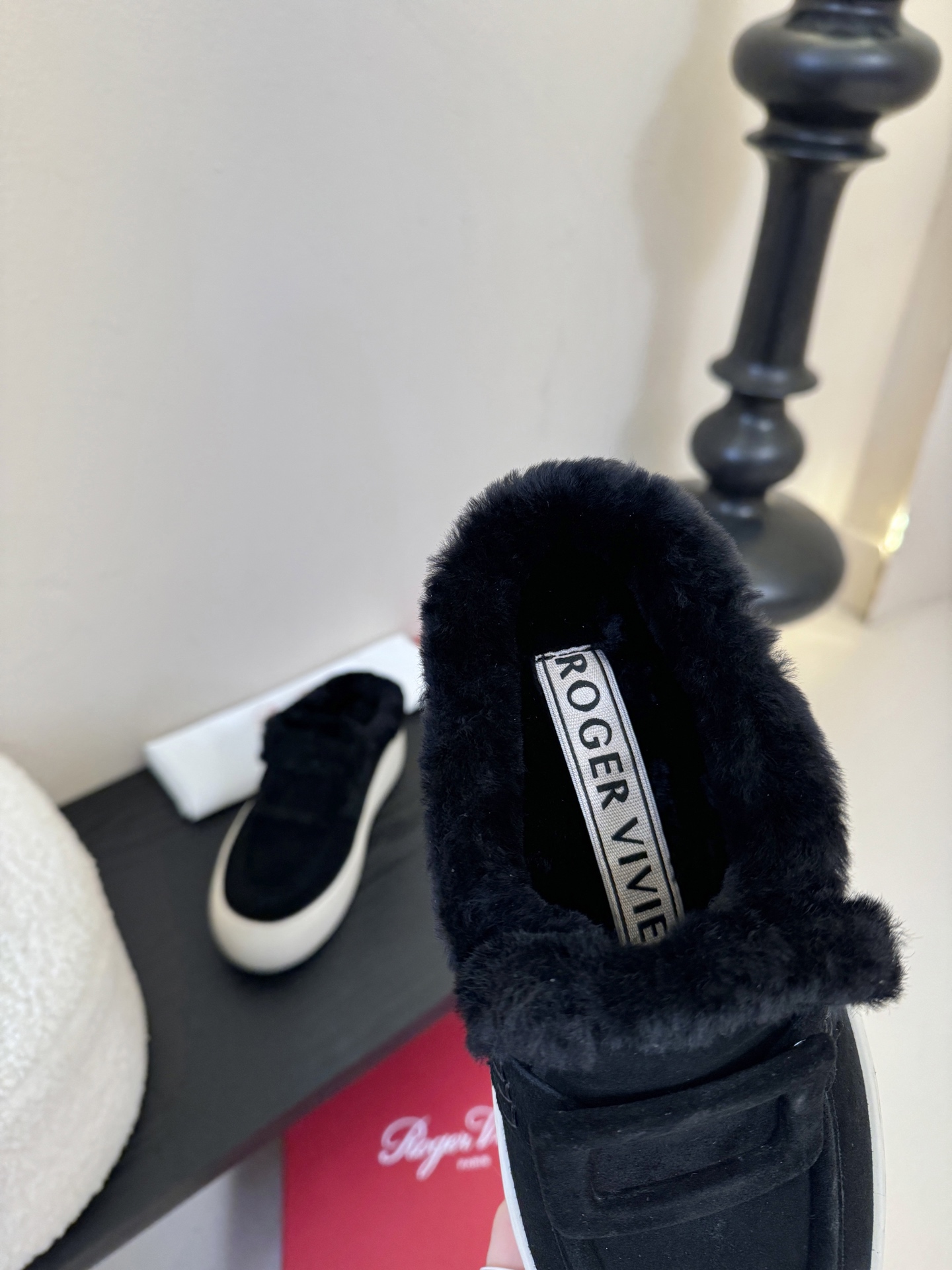 Roger Vivie* 25ss 秋冬新款保暖加绒毛毛鞋休闲鞋鞋面是绒面小牛皮，内里填充绵羊毛衬里，厚