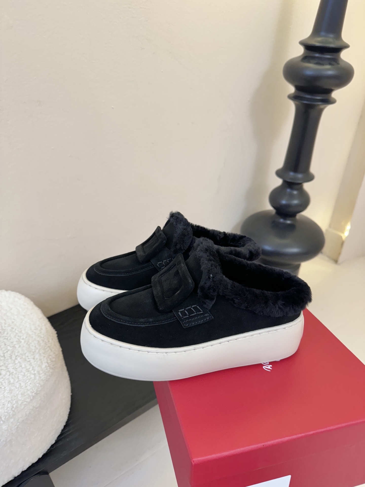 Roger Vivie* 25ss 秋冬新款保暖加绒毛毛鞋休闲鞋鞋面是绒面小牛皮，内里填充绵羊毛衬里，厚