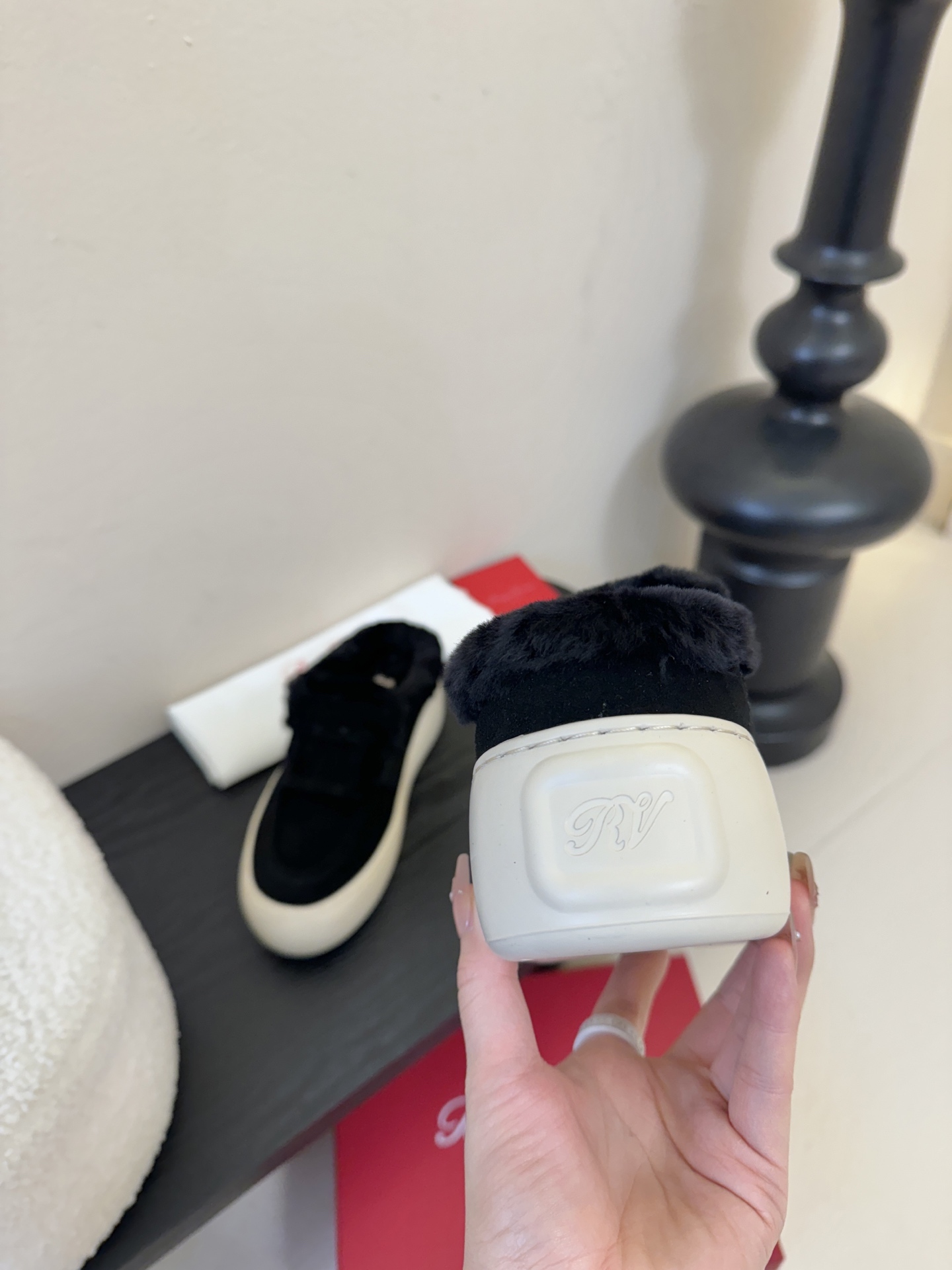 Roger Vivie* 25ss 秋冬新款保暖加绒毛毛鞋休闲鞋鞋面是绒面小牛皮，内里填充绵羊毛衬里，厚