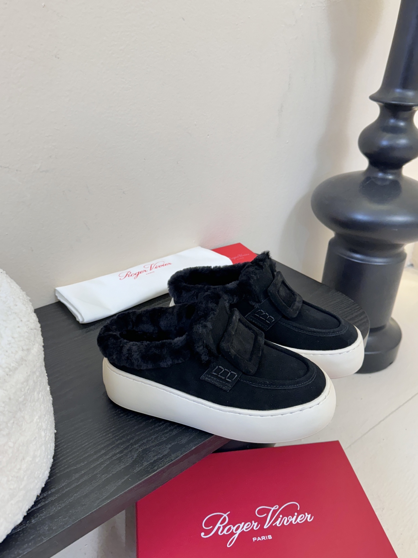 Roger Vivie* 25ss 秋冬新款保暖加绒毛毛鞋休闲鞋鞋面是绒面小牛皮，内里填充绵羊毛衬里，厚