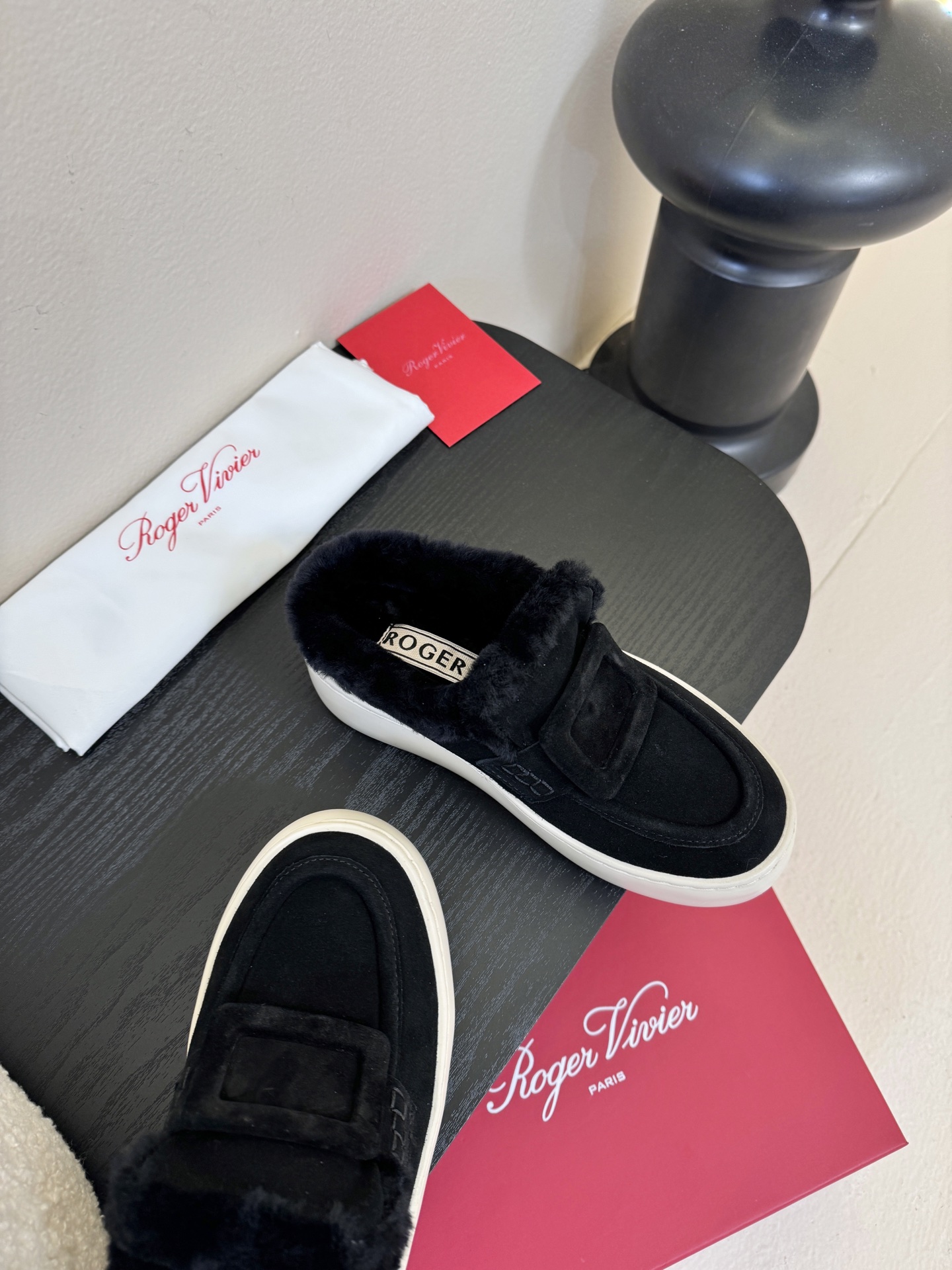 Roger Vivie* 25ss 秋冬新款保暖加绒毛毛鞋休闲鞋鞋面是绒面小牛皮，内里填充绵羊毛衬里，厚