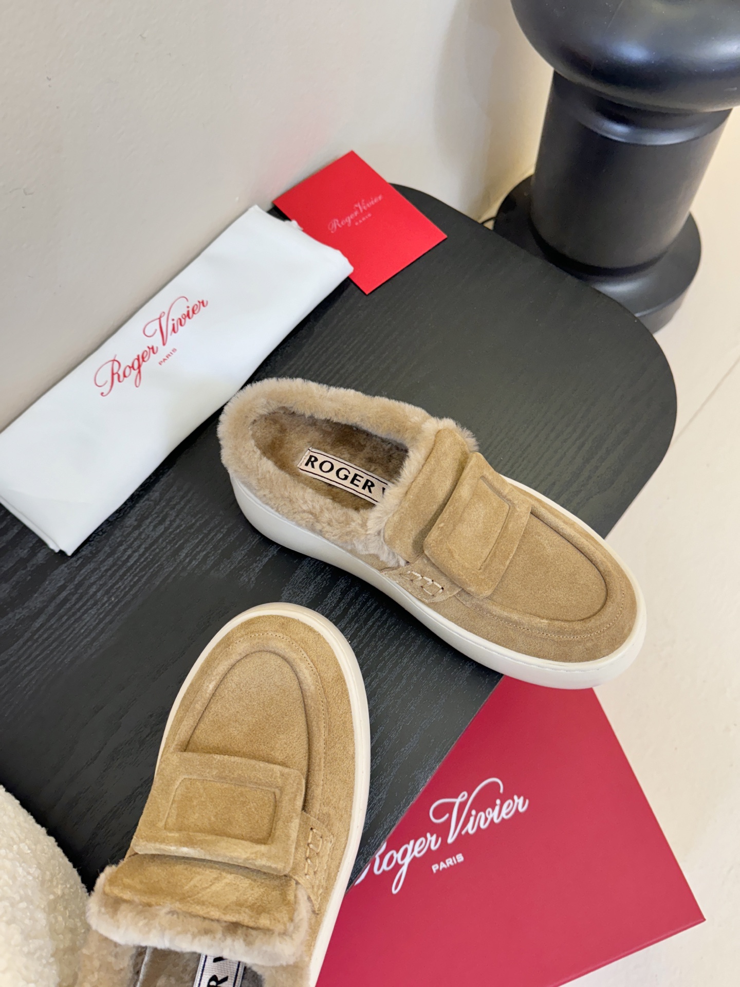 Roger Vivie* 25ss 秋冬新款保暖加绒毛毛鞋休闲鞋鞋面是绒面小牛皮，内里填充绵羊毛衬里，厚