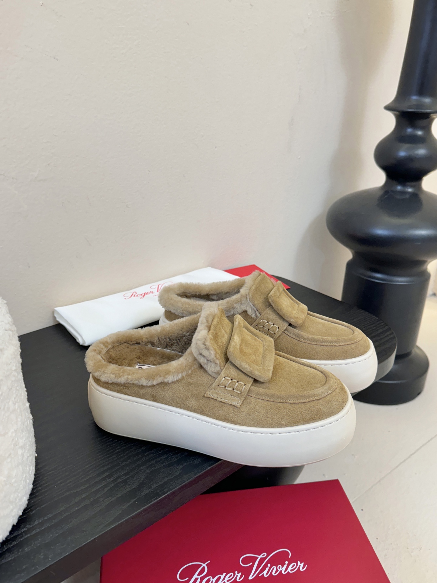 Roger Vivie* 25ss 秋冬新款保暖加绒毛毛鞋休闲鞋鞋面是绒面小牛皮，内里填充绵羊毛衬里，厚
