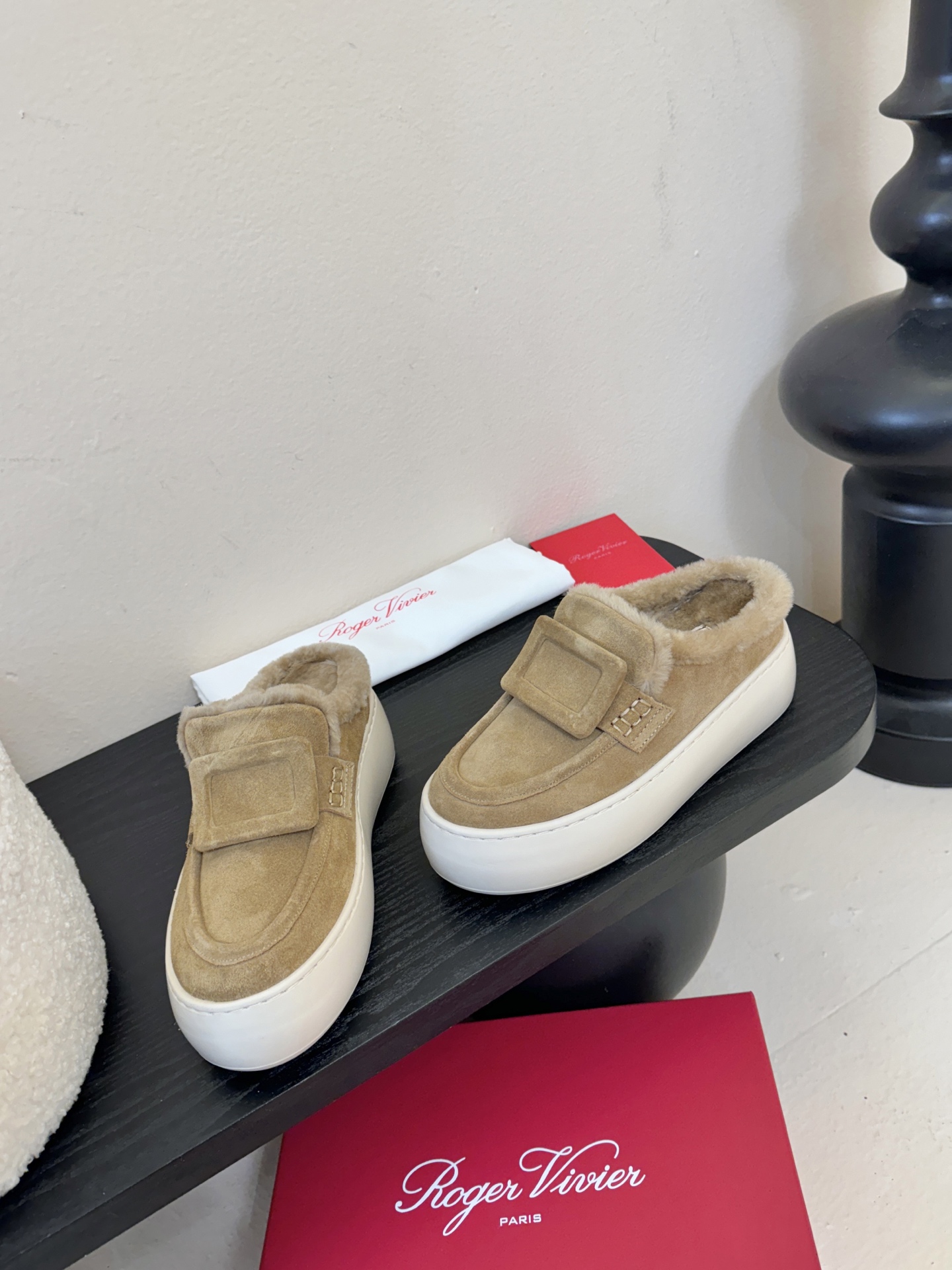 Roger Vivie* 25ss 秋冬新款保暖加绒毛毛鞋休闲鞋鞋面是绒面小牛皮，内里填充绵羊毛衬里，厚
