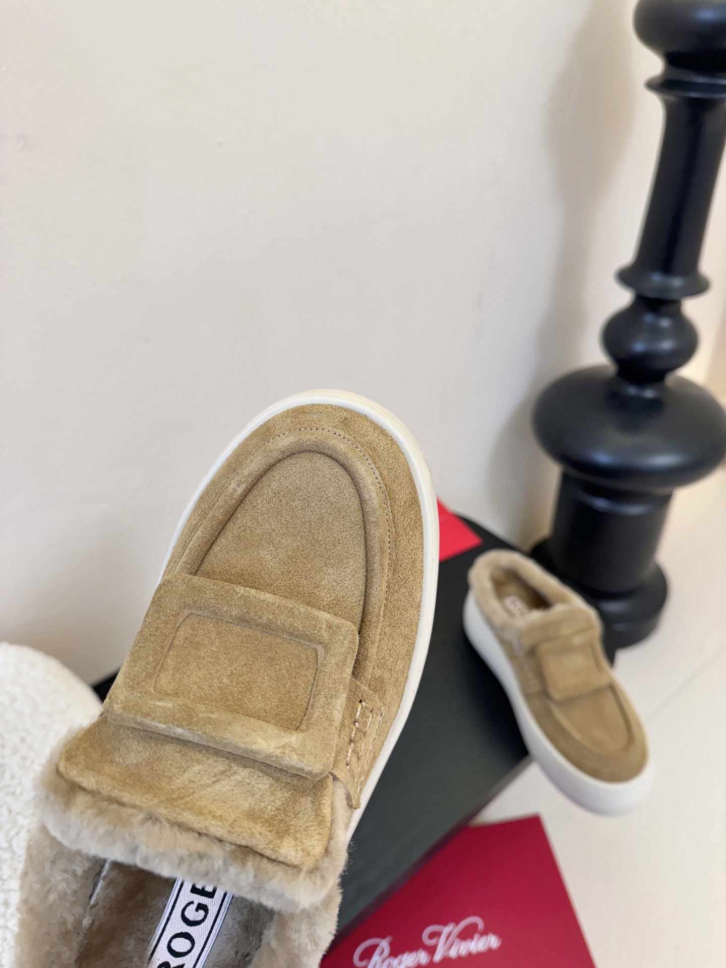 Roger Vivie* 25ss 秋冬新款保暖加绒毛毛鞋休闲鞋鞋面是绒面小牛皮，内里填充绵羊毛衬里，厚