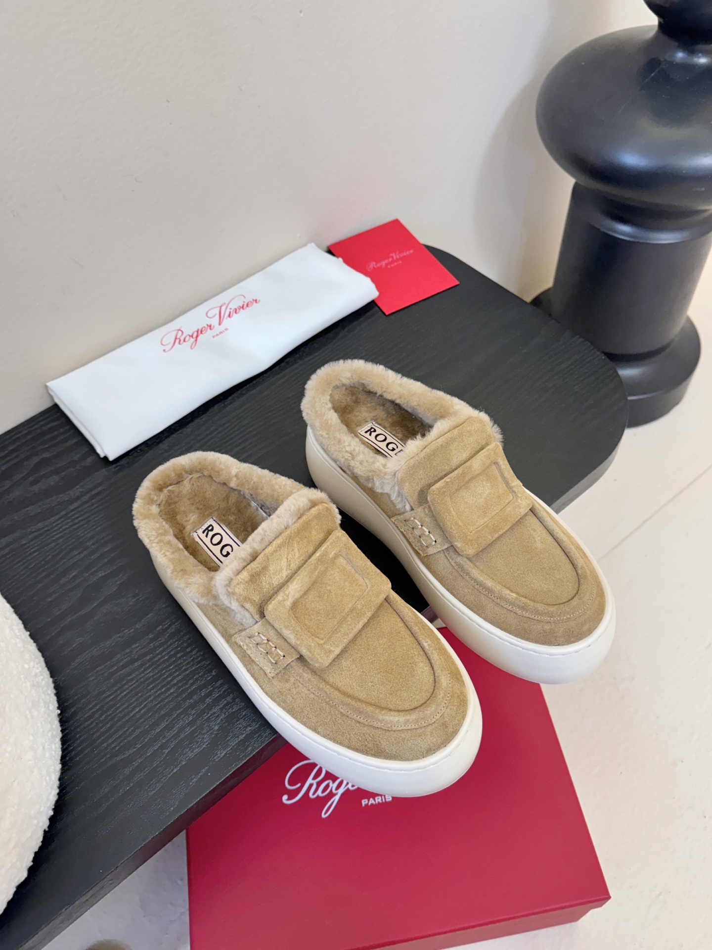 NO:646716,Roger Vivie* 25ss new warm and plush furry casual shoes for autumn and winter. The upper is made of suede calfskin, and the interior is filled with sheep wool lining. It is thick, soft, skin-friendly and breathable. It has both warmth retention and foot feel, and is suitable for low-temperature environments in autumn and winter. The shoe body is decorated with the brand's classic square buckle decoration, which is a highly recognizable element of the brand. It is simple and exquisite.  Thick-soled foam rubber soles can naturally increase the elongation ratio while maintaining lightness; the shoe shape is a loose Muller half-drag style, which is easy to put on and take off without squeezing the feet. The color is versatile in autumn and winter, and can be suitable for casual pants, knitted skirts, coats and other wear, taking into account daily commuting and light leisure scenes. The upper is high mercerized cow suede, and the lining is wool. The outsole is rubber foam outsole, which increases the height by 4.5cm.  Size 35-40 (customized sizes 40 are non-refundable), casual shoes/sports shoes, roger vivier, sneakers, skirts, cowhide19860909Roger Vivie* 25ss 秋冬新款保暖加绒毛毛鞋休闲鞋 鞋面是绒面小牛皮,内里填充绵羊毛衬里,厚实柔软且亲肤透气,兼顾保暖性与脚感,适合秋冬低温环境.鞋身点缀品牌经典方扣装饰,是品牌辨识度很高的元素,简约中透出精致感. 厚底发泡橡胶鞋底,既能自然增高拉长比例,又保持了轻便性；鞋型是宽松的穆勒半拖款,穿脱方便且不挤脚.配色属于秋冬百搭色,能适配休闲裤、针织裙、大衣等多种穿搭,兼顾日常通勤与轻休闲场景. 鞋面高丝光牛反绒 内里羊毛 大底橡胶发泡大底 增高4.5cm Size35-40码（40码定制不退换）,休闲鞋/运动鞋,roger vivier,sneakers,skirts,cowhide,Women's Shoes