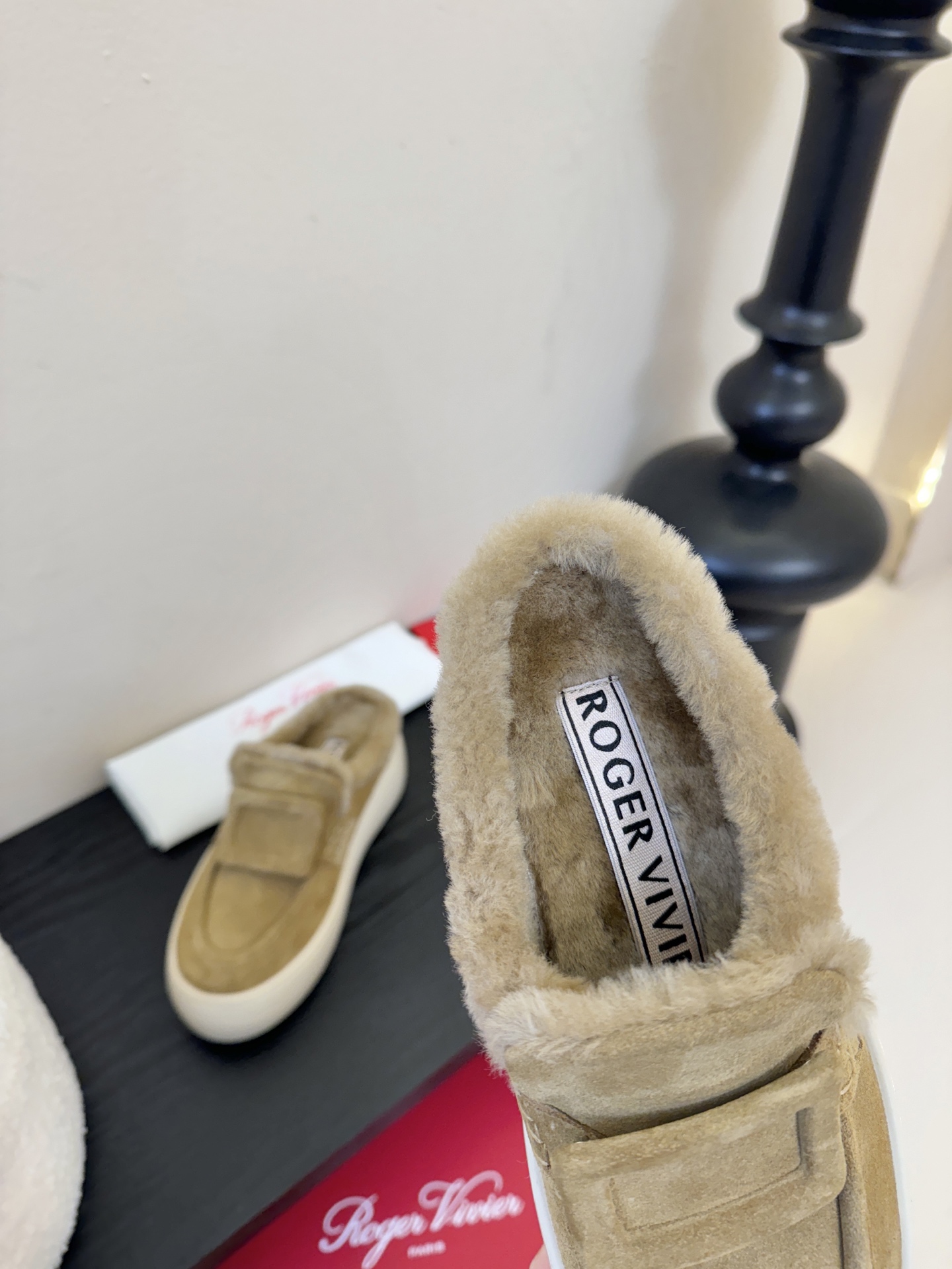 Roger Vivie* 25ss 秋冬新款保暖加绒毛毛鞋休闲鞋鞋面是绒面小牛皮，内里填充绵羊毛衬里，厚