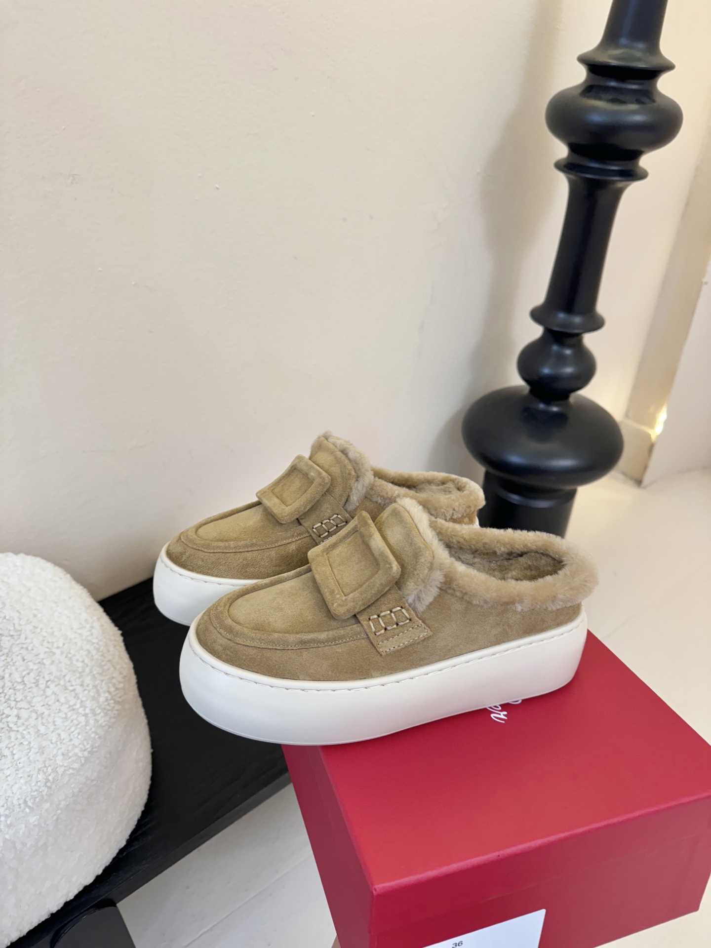 Roger Vivie* 25ss 秋冬新款保暖加绒毛毛鞋休闲鞋鞋面是绒面小牛皮，内里填充绵羊毛衬里，厚