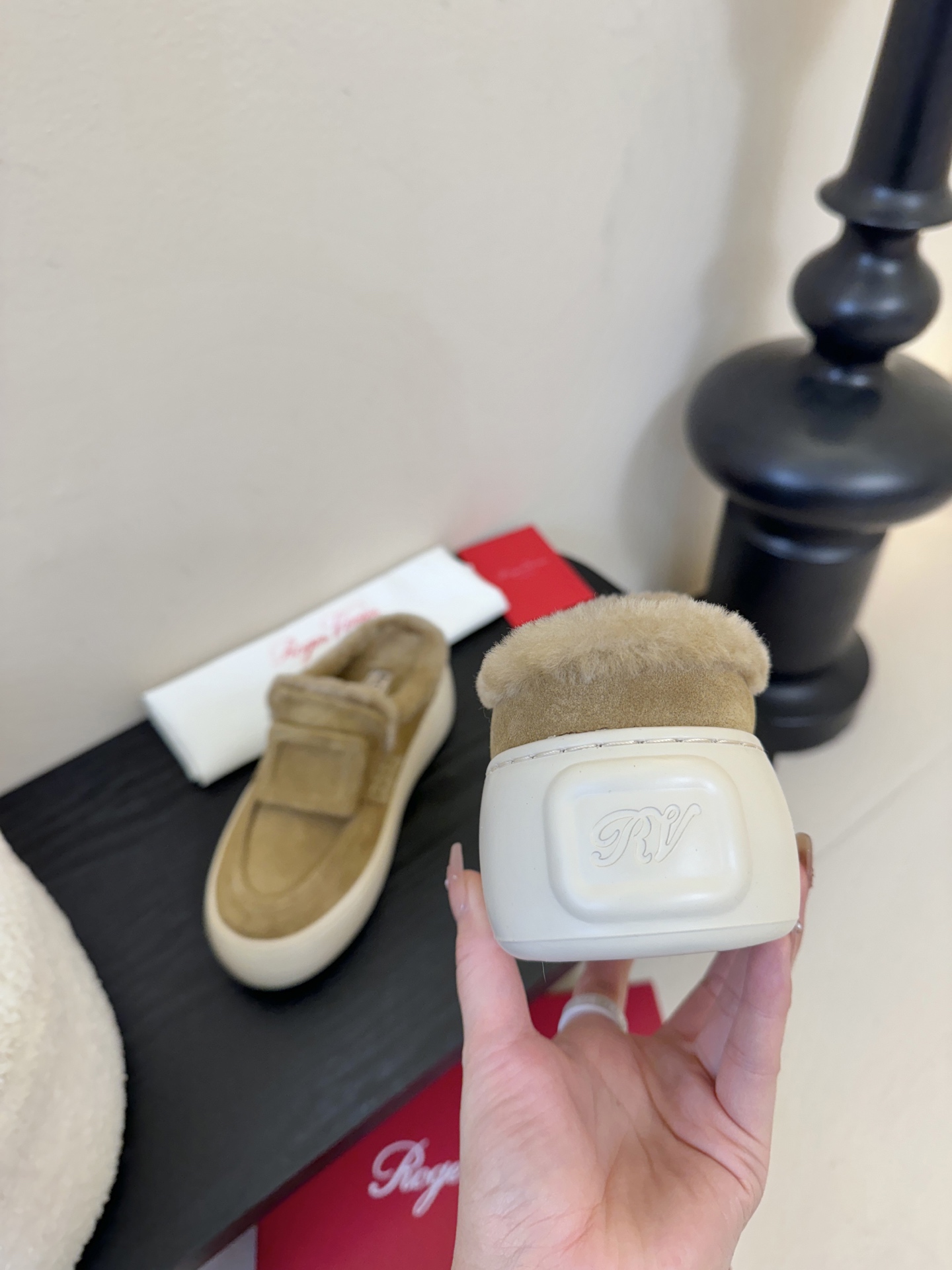 Roger Vivie* 25ss 秋冬新款保暖加绒毛毛鞋休闲鞋鞋面是绒面小牛皮，内里填充绵羊毛衬里，厚