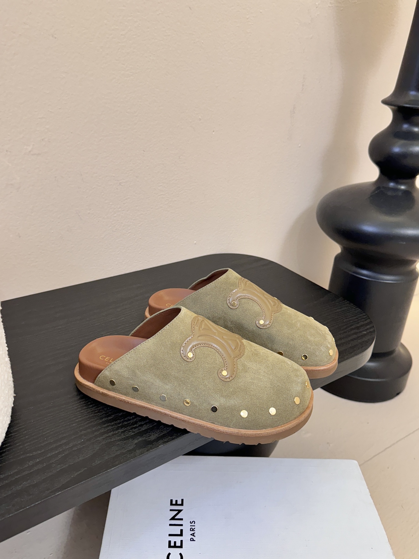 CELINE·思琳赛琳最新呈现PITEA木屐羊毛厚底穆勒鞋毛拖系列。顶级版本后跟原版牛皮包中底3D立体l