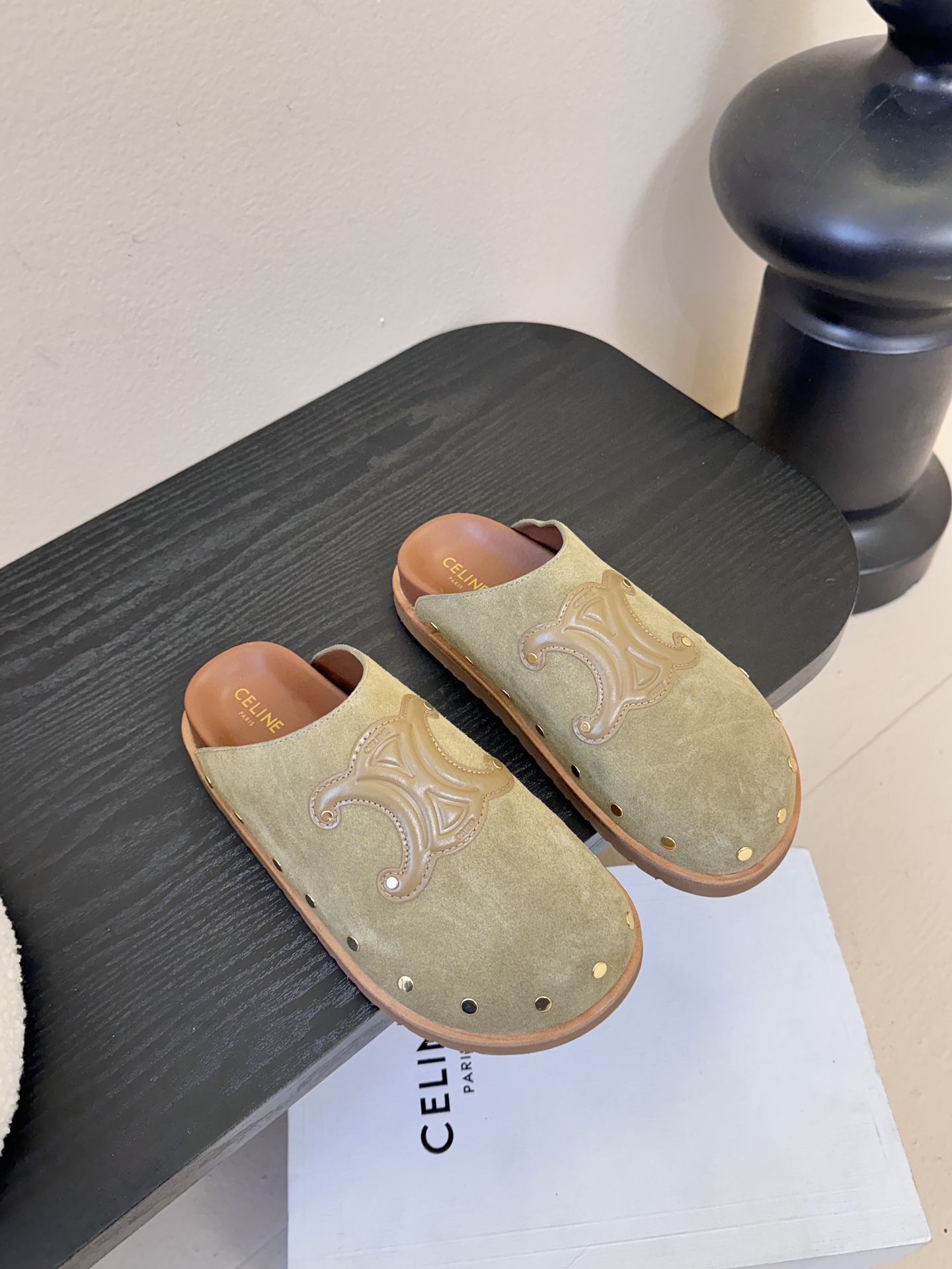 CELINE·思琳赛琳最新呈现PITEA木屐羊毛厚底穆勒鞋毛拖系列。顶级版本后跟原版牛皮包中底3D立体l