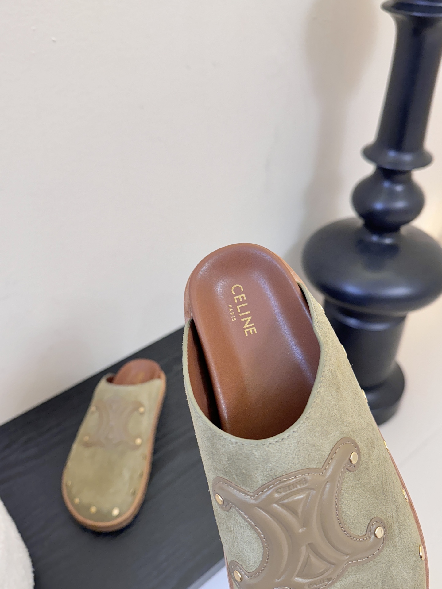 CELINE·思琳赛琳最新呈现PITEA木屐羊毛厚底穆勒鞋毛拖系列。顶级版本后跟原版牛皮包中底3D立体l