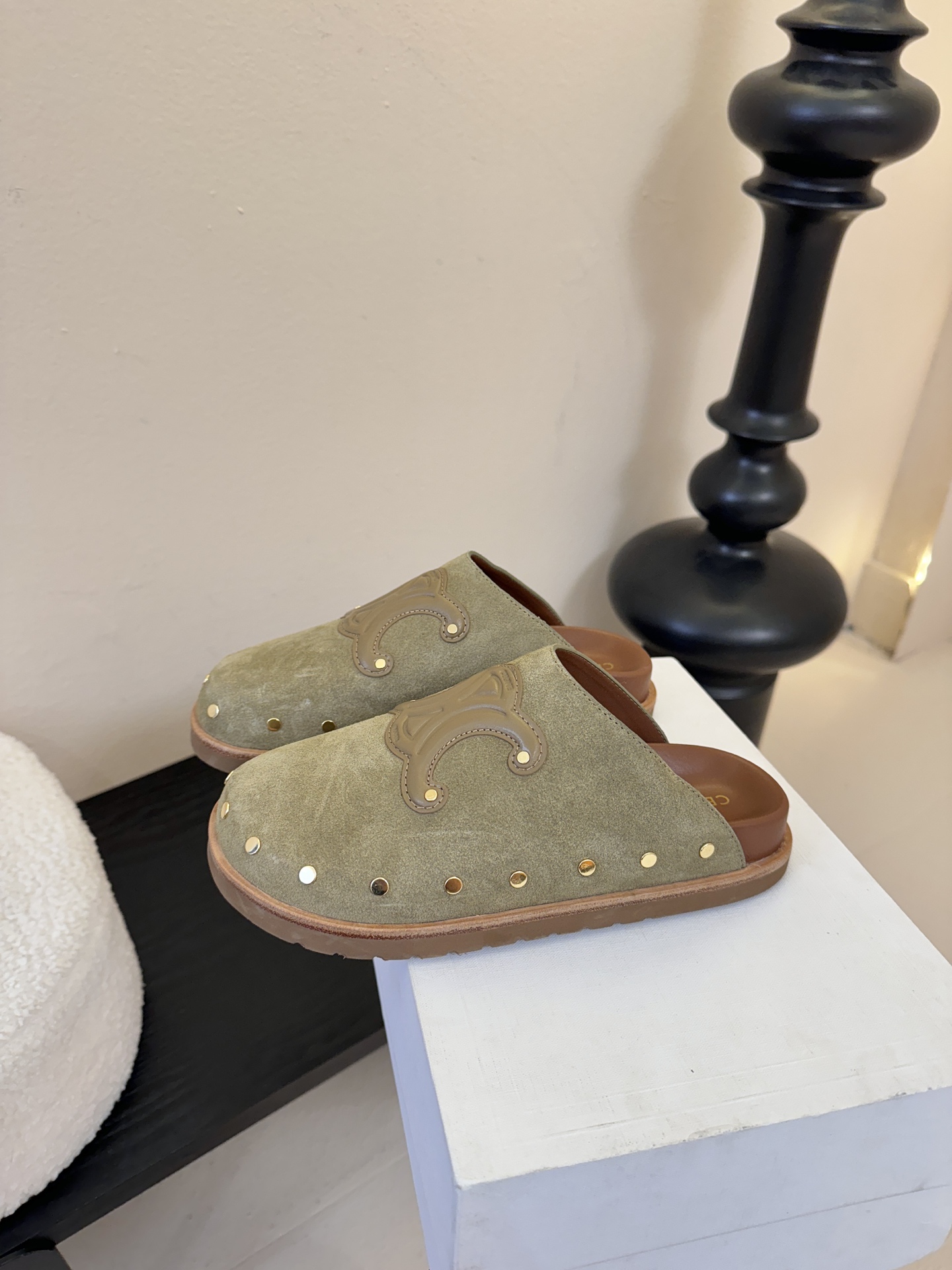 CELINE·思琳赛琳最新呈现PITEA木屐羊毛厚底穆勒鞋毛拖系列。顶级版本后跟原版牛皮包中底3D立体l