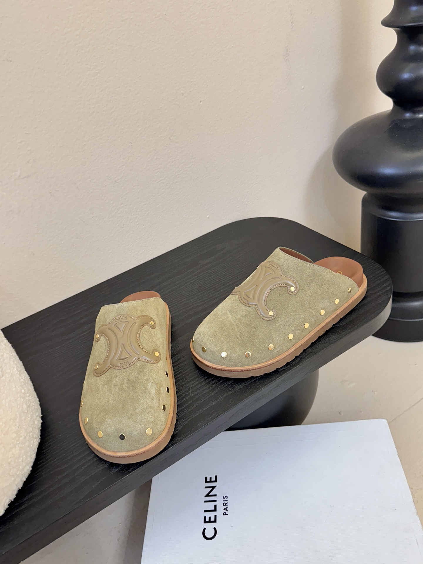 CELINE·思琳赛琳最新呈现PITEA木屐羊毛厚底穆勒鞋毛拖系列。顶级版本后跟原版牛皮包中底3D立体l