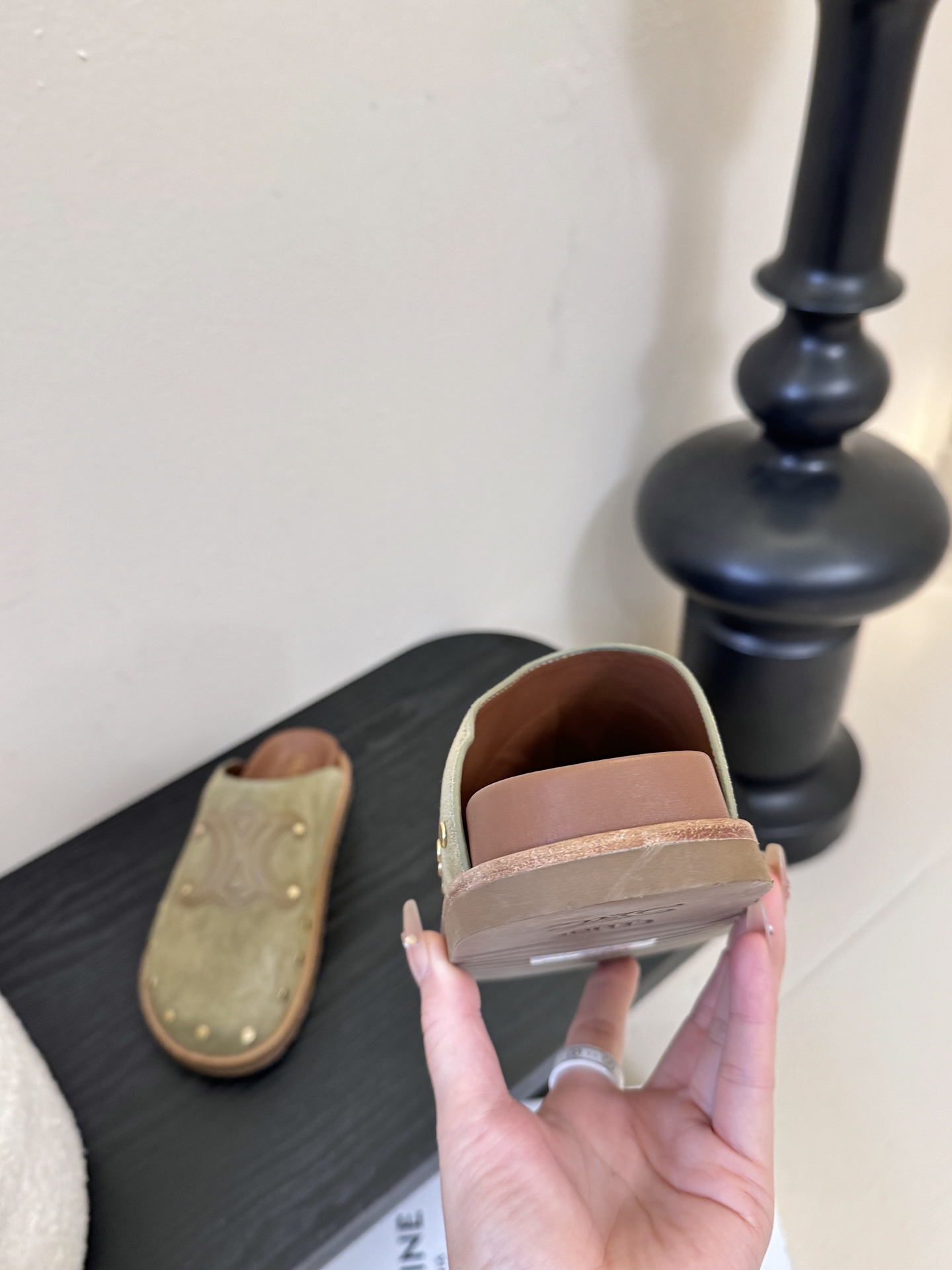 CELINE·思琳赛琳最新呈现PITEA木屐羊毛厚底穆勒鞋毛拖系列。顶级版本后跟原版牛皮包中底3D立体l