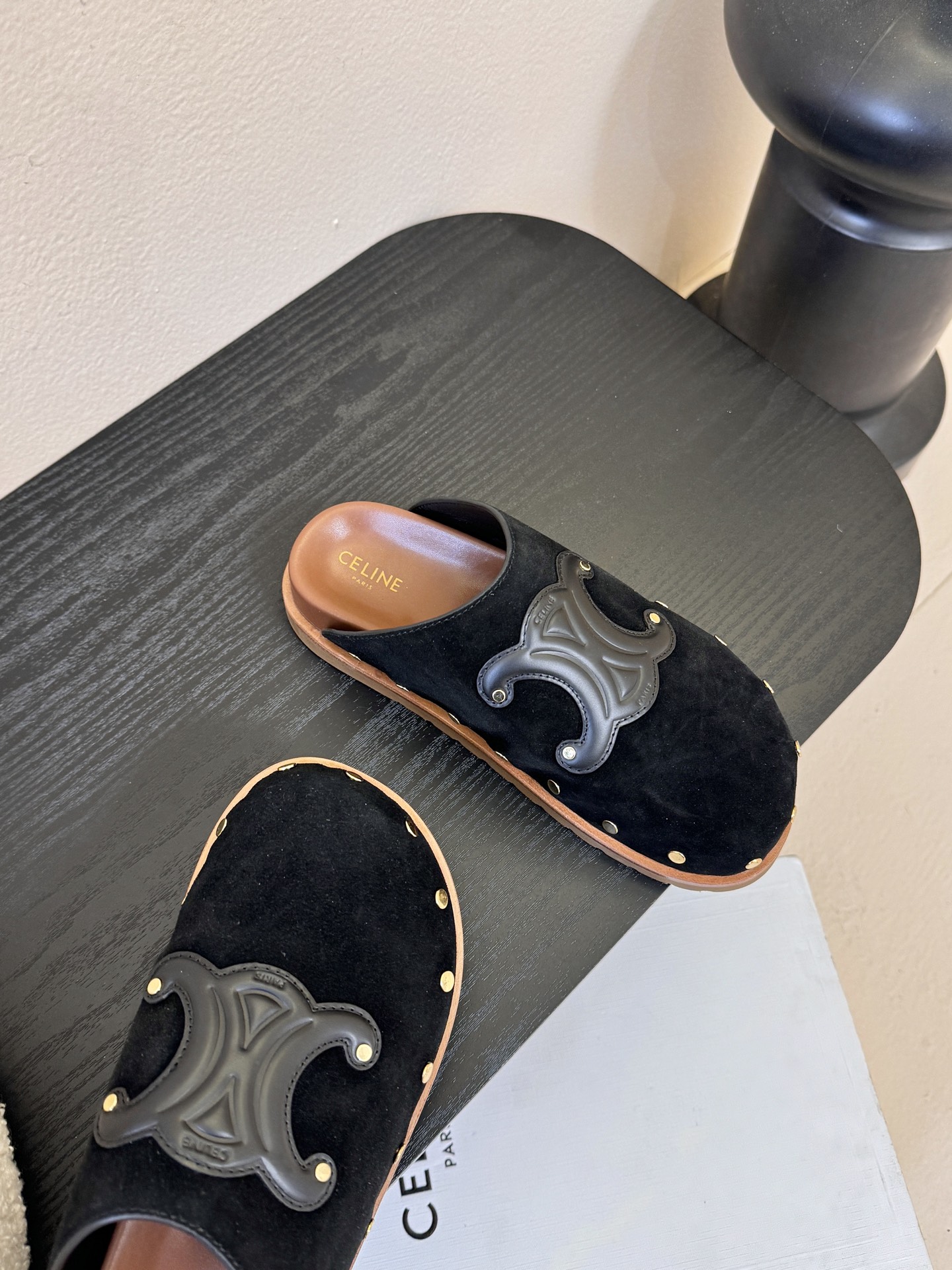 CELINE·思琳赛琳最新呈现PITEA木屐羊毛厚底穆勒鞋毛拖系列。顶级版本后跟原版牛皮包中底3D立体l