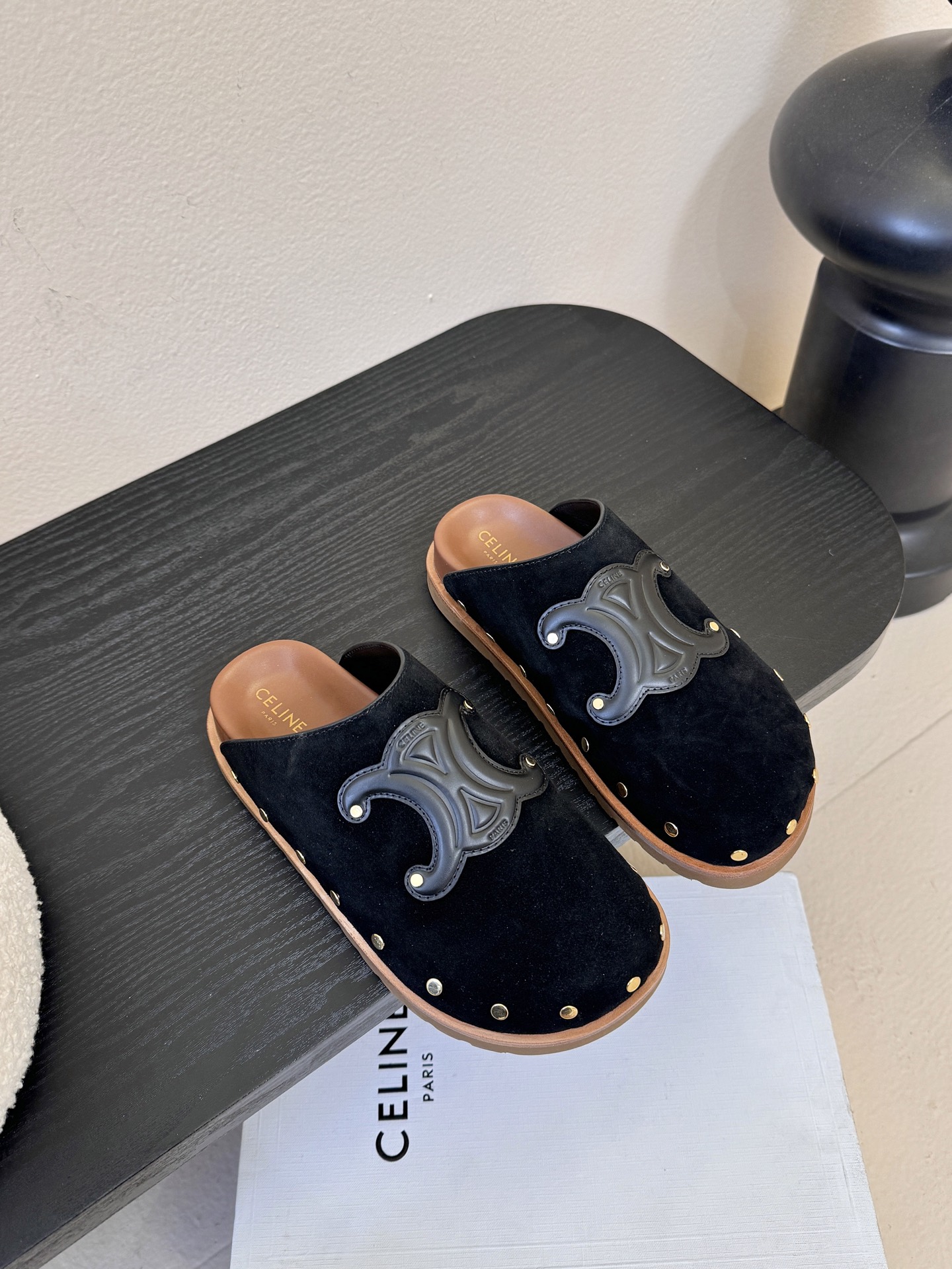 CELINE·思琳赛琳最新呈现PITEA木屐羊毛厚底穆勒鞋毛拖系列。顶级版本后跟原版牛皮包中底3D立体l