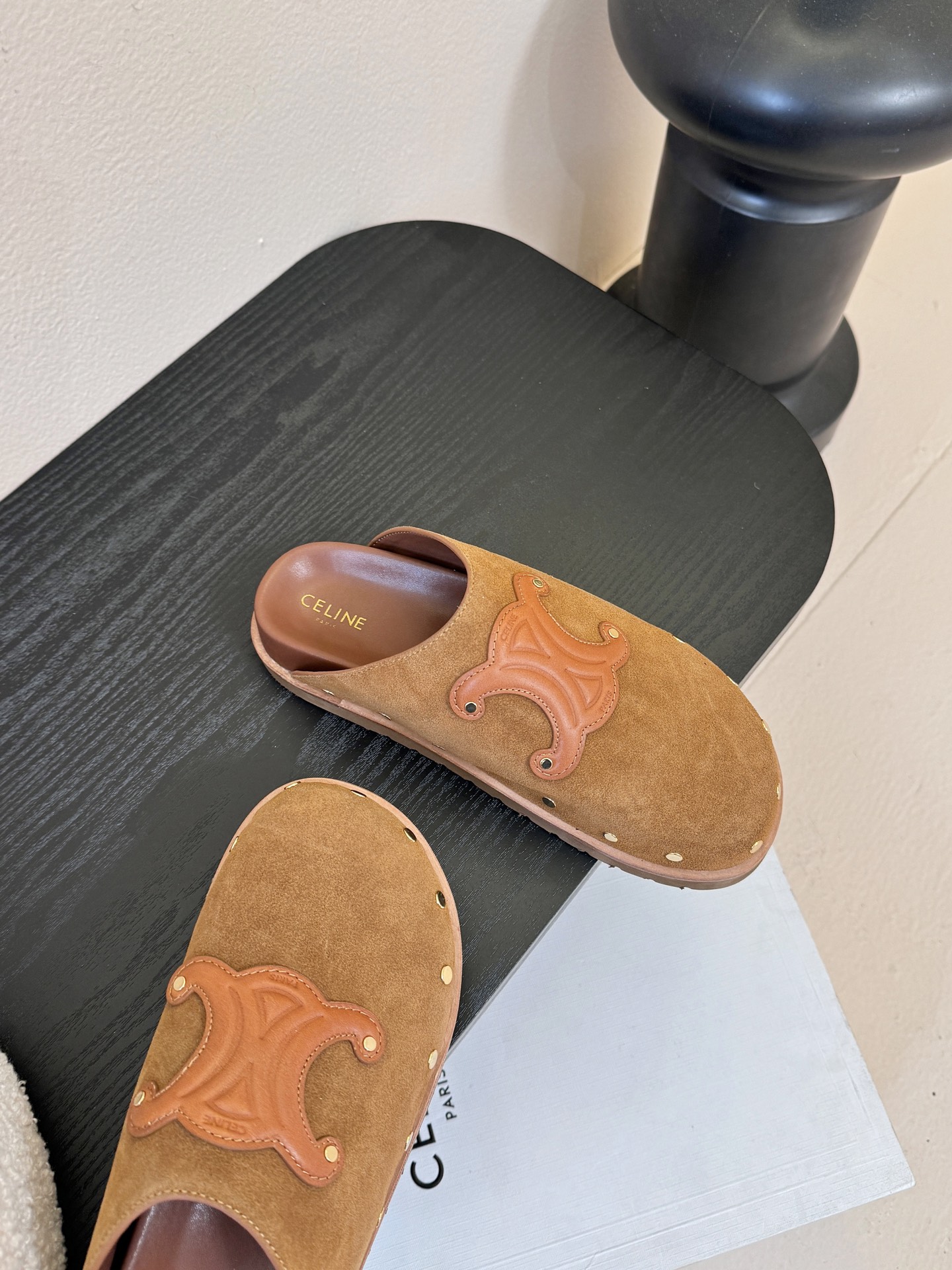 CELINE·思琳赛琳最新呈现PITEA木屐羊毛厚底穆勒鞋毛拖系列。顶级版本后跟原版牛皮包中底3D立体l