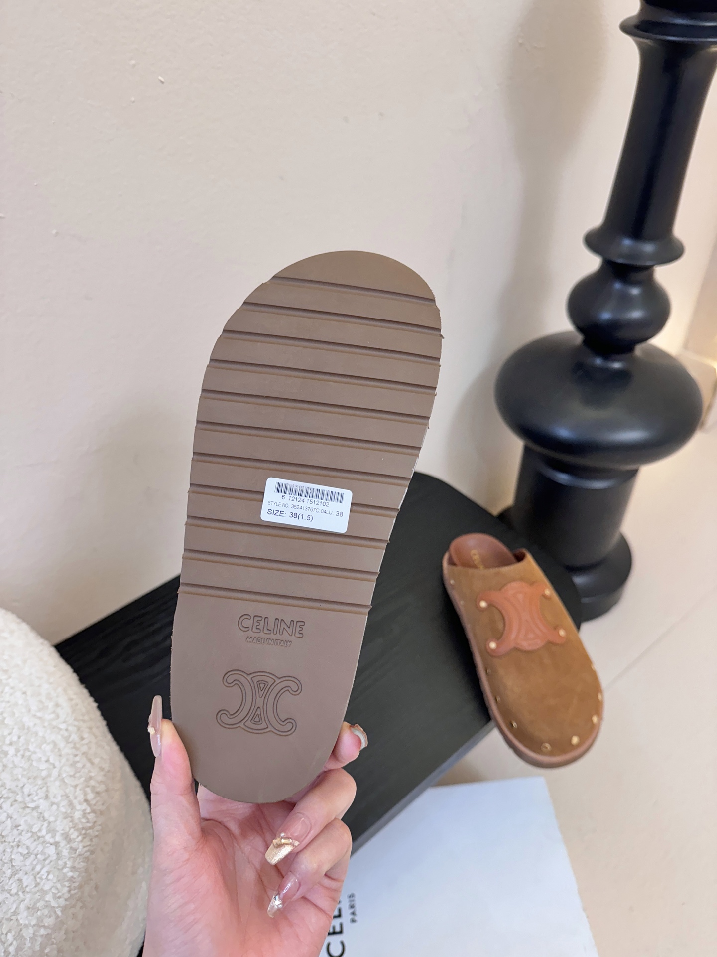 CELINE·思琳赛琳最新呈现PITEA木屐羊毛厚底穆勒鞋毛拖系列。顶级版本后跟原版牛皮包中底3D立体l