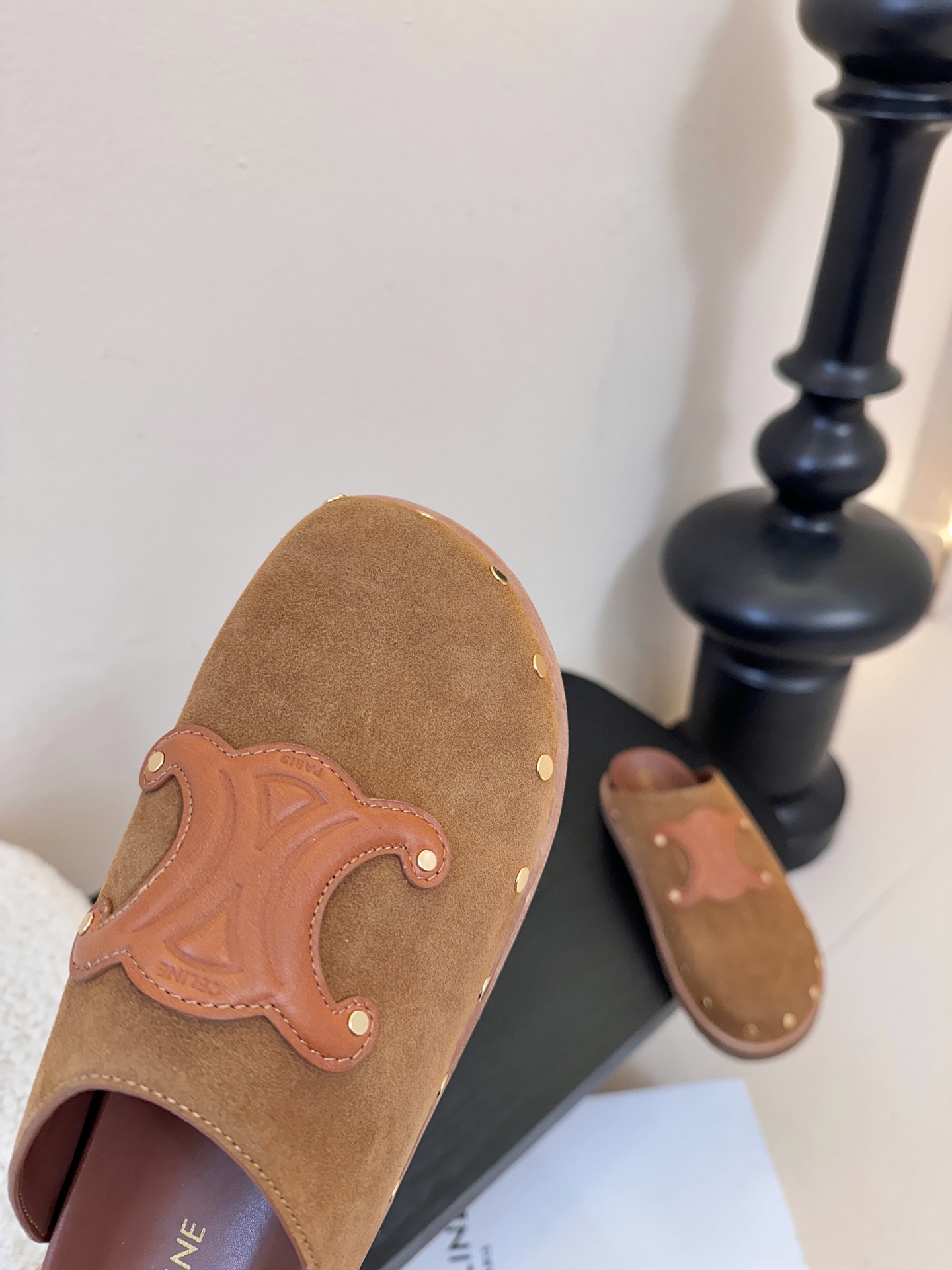 CELINE·思琳赛琳最新呈现PITEA木屐羊毛厚底穆勒鞋毛拖系列。顶级版本后跟原版牛皮包中底3D立体l