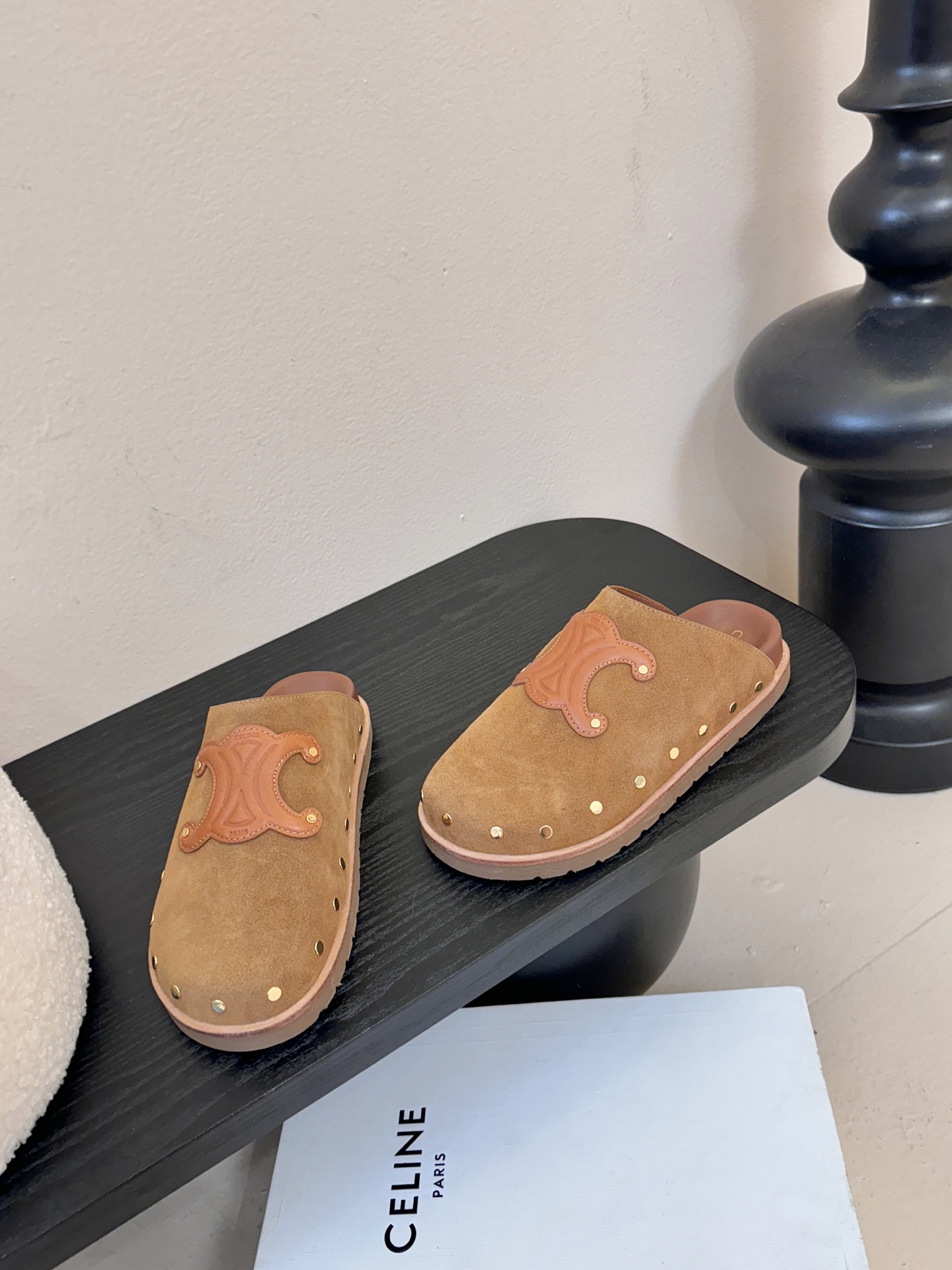 CELINE·思琳赛琳最新呈现PITEA木屐羊毛厚底穆勒鞋毛拖系列。顶级版本后跟原版牛皮包中底3D立体l